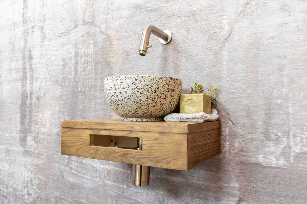 Saniclear Seba fonteinset met bruin eiken plank, zwart-witte terrazzo waskom en RVS kraan voor in het toilet