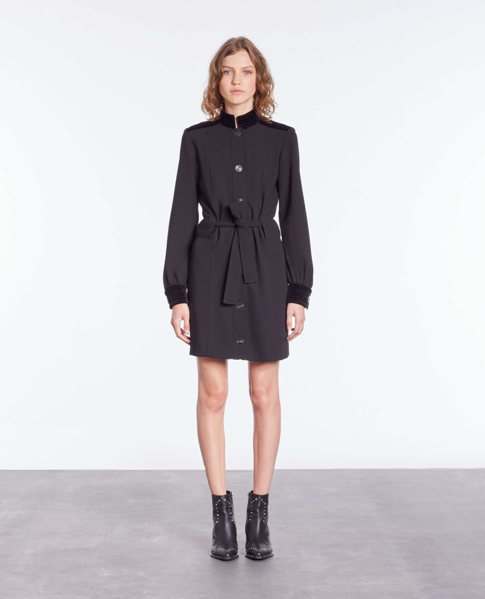 Robe courte noire en crêpe avec détails en velours