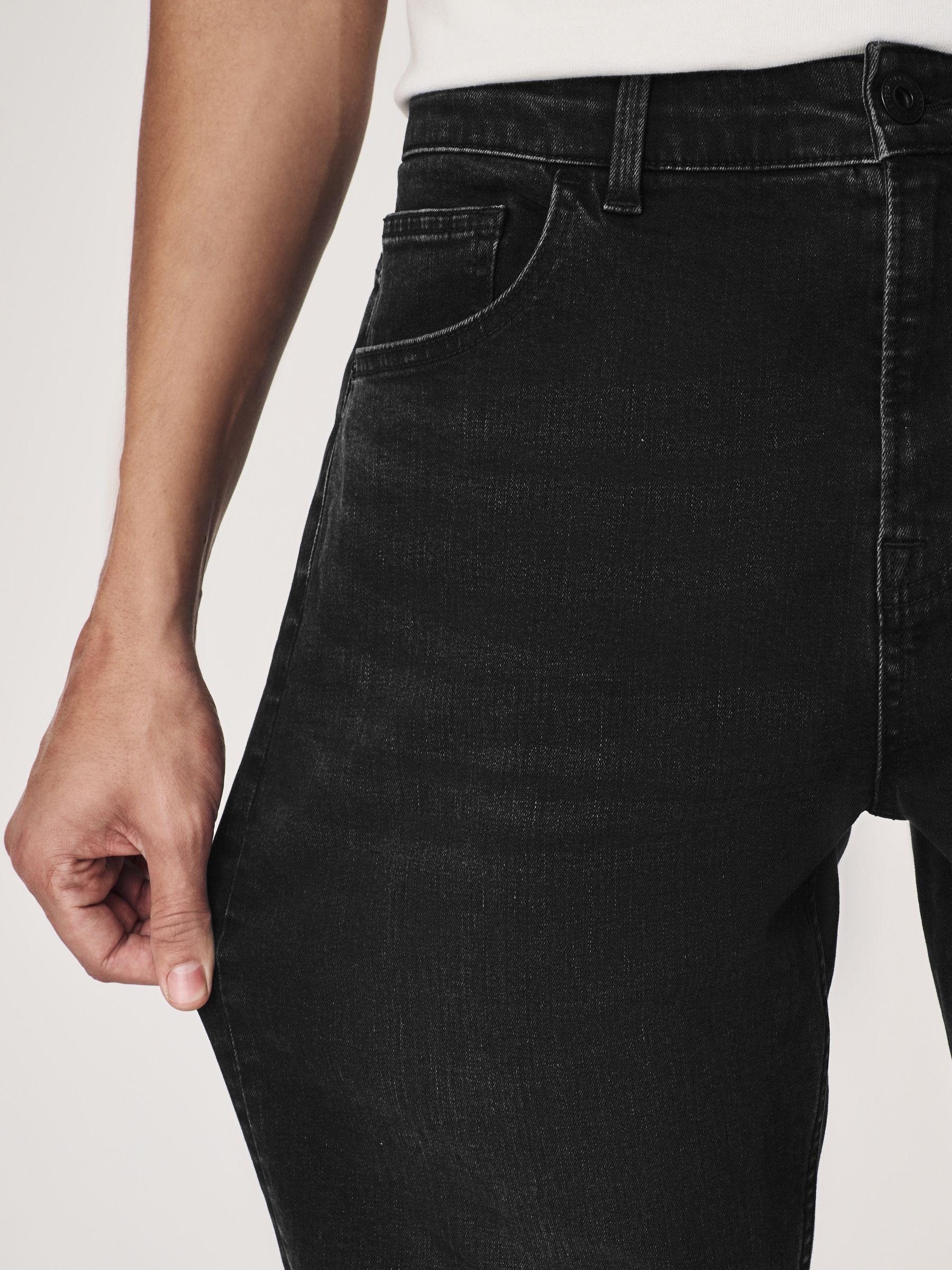 Zwart - Klassieke stretchjeans met standaard taps toelopende pasvorm