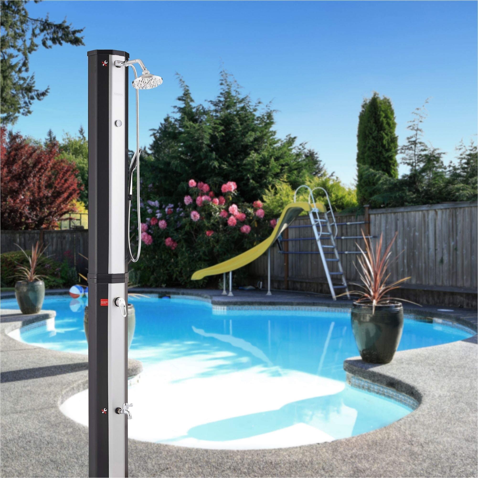 Solardusche 60L mit Thermometer und Handbrause schwarz-silber mit Bodenplatte Anthrazit