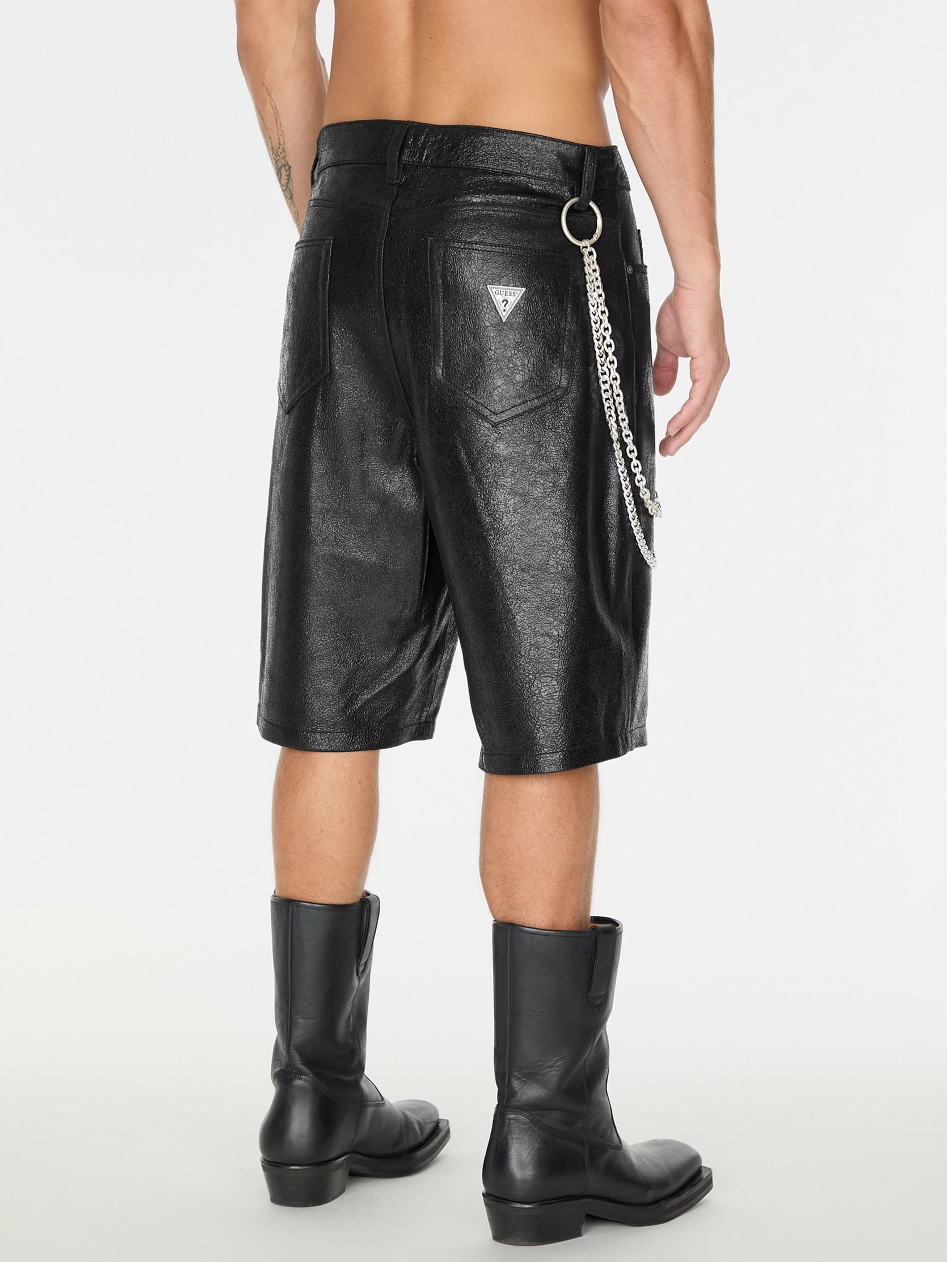 shorts de couro craquelado