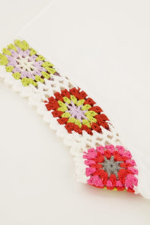 Witte top met multikleur crochet