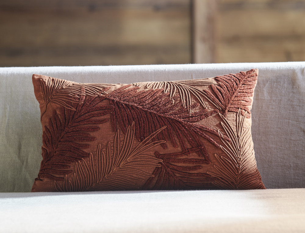 Coussin brodé-Chemin des écureuils