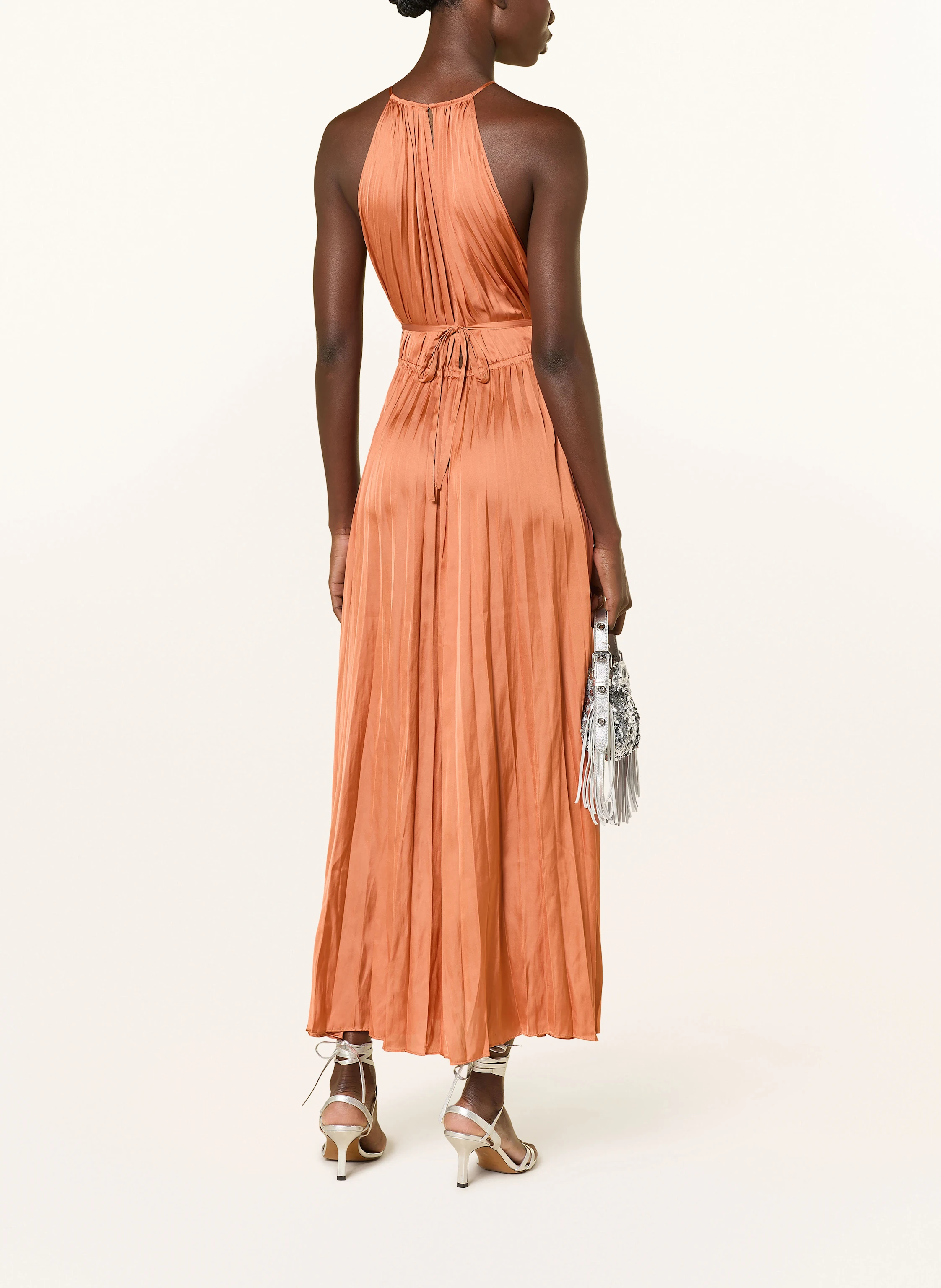 maje Plisseekleid aus Satin