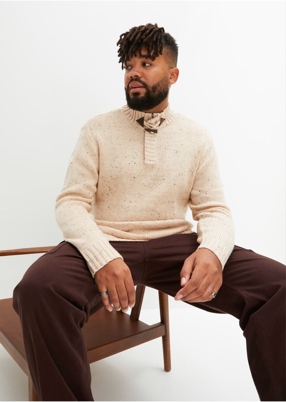 Pull avec bouton brandebourg