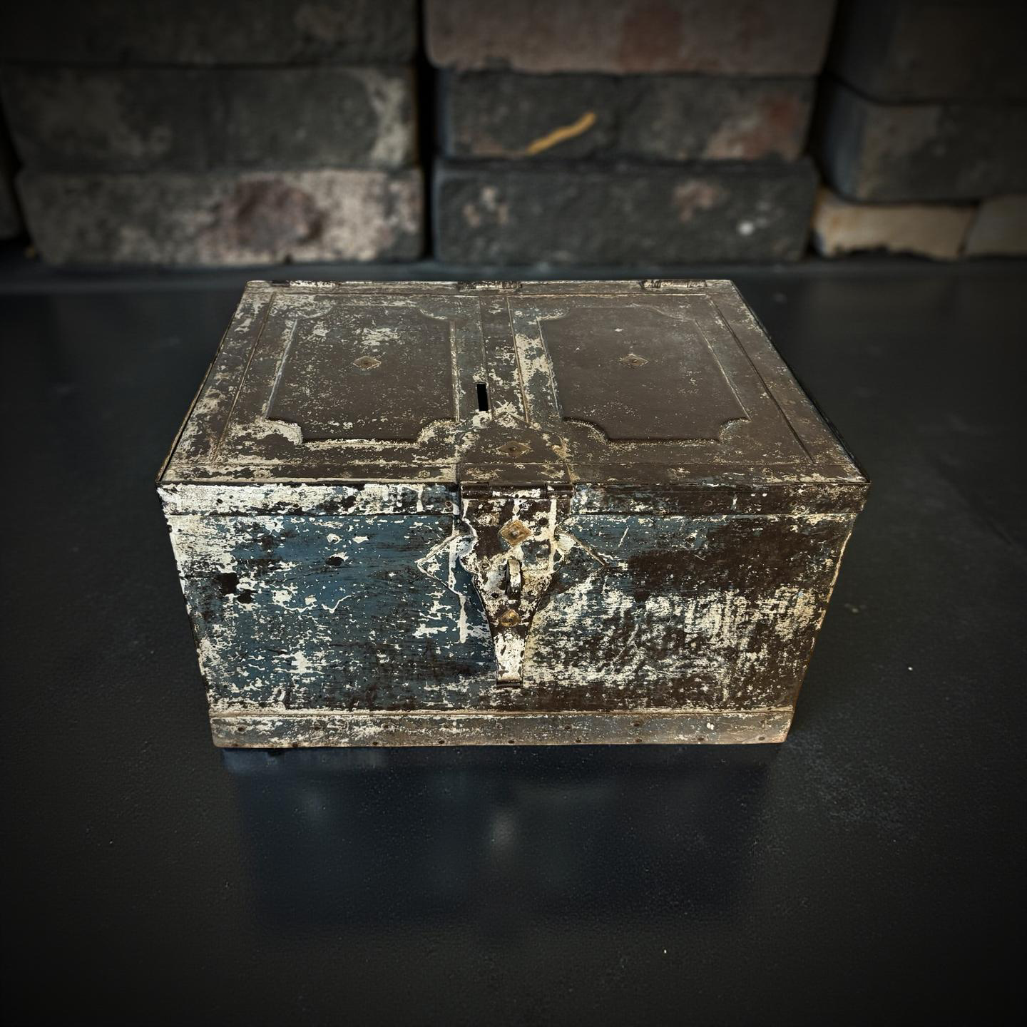 Kist Iron money box uniek