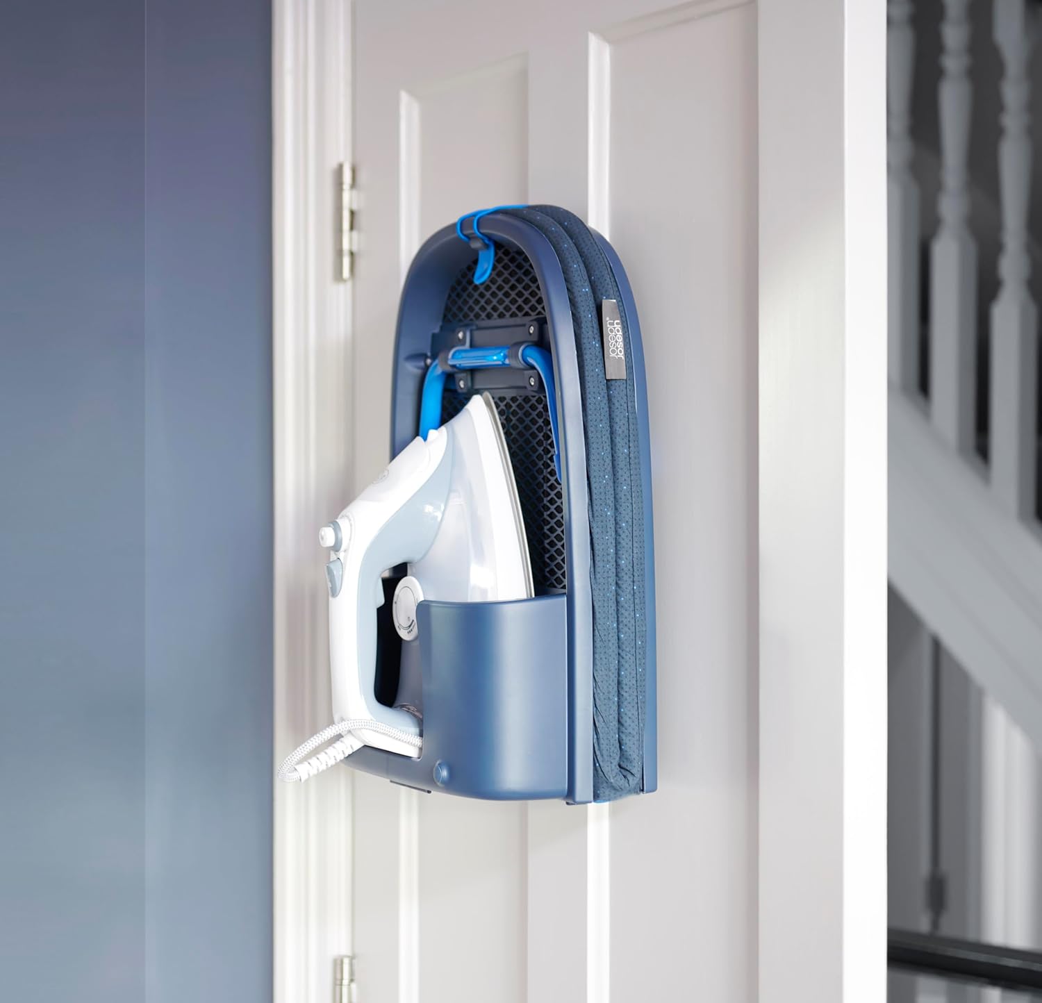 Joseph Joseph Pocket Plus - Platzsparender faltbarer Bügeltisch, kompakte Tischplatte Bügeltisch mit Baumwollbezug, Schwarz/Blau