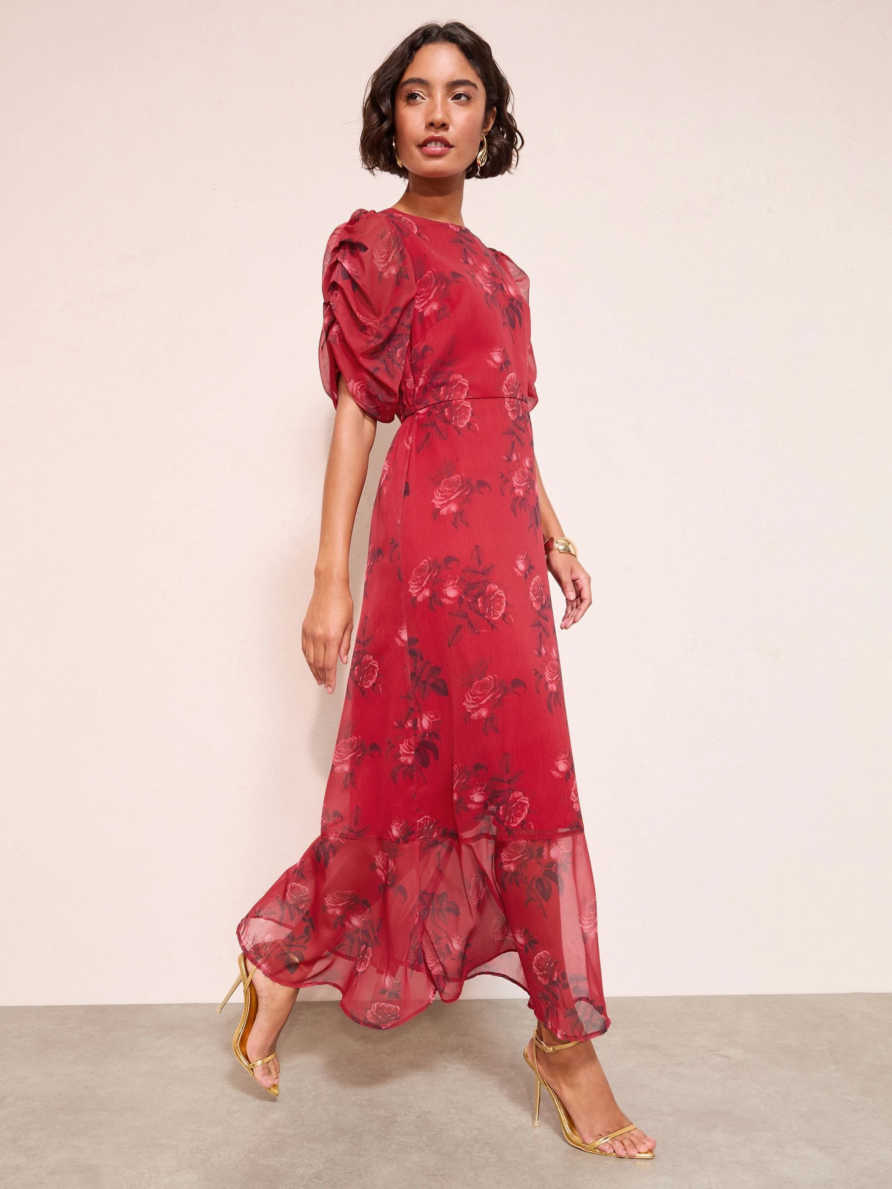 Rood bloemmotief - Friends Like These - Maxi-jurk van chiffon met geplooide mouwen en ruches