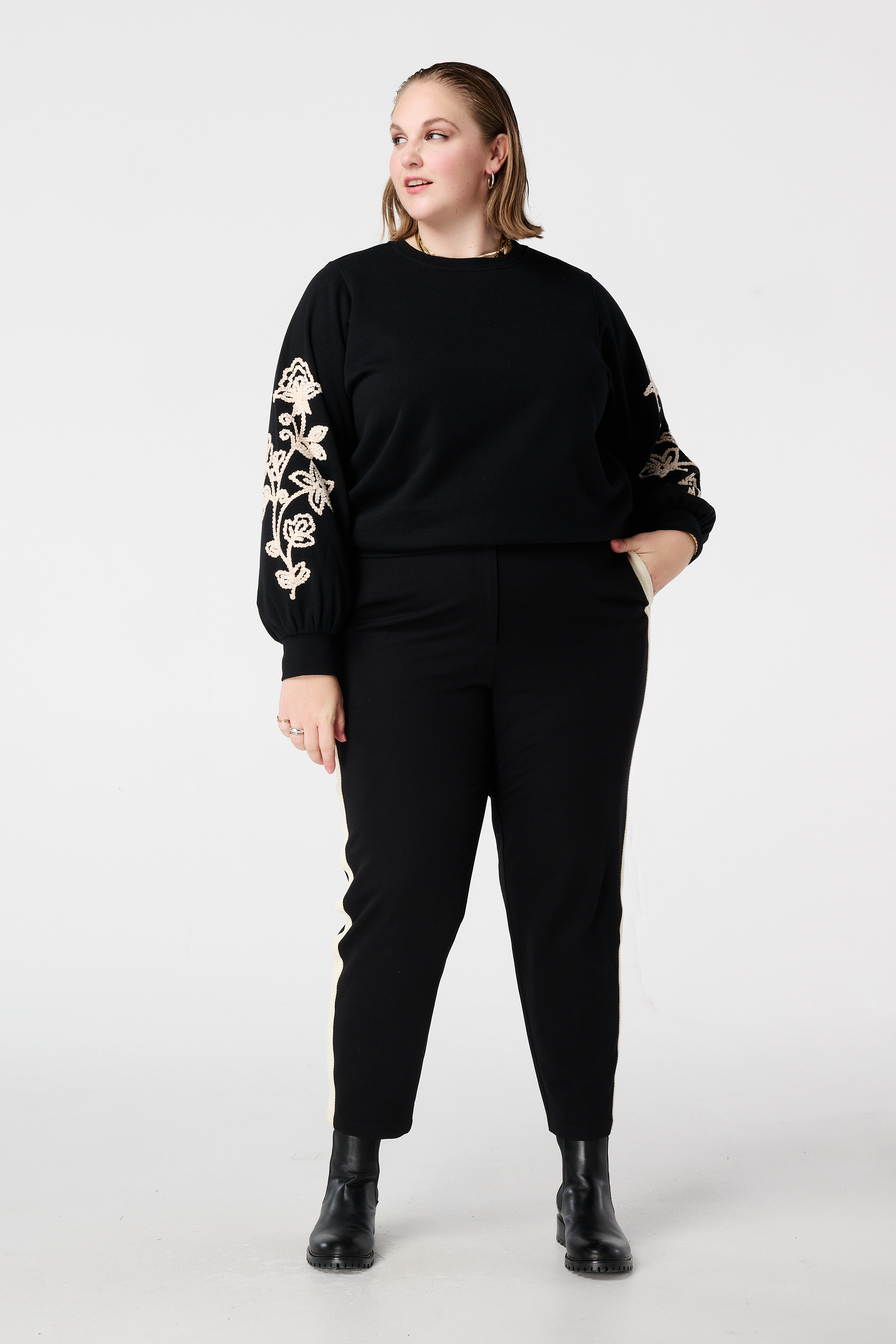 Trui met zachte embroidery op de mouwen Zwart