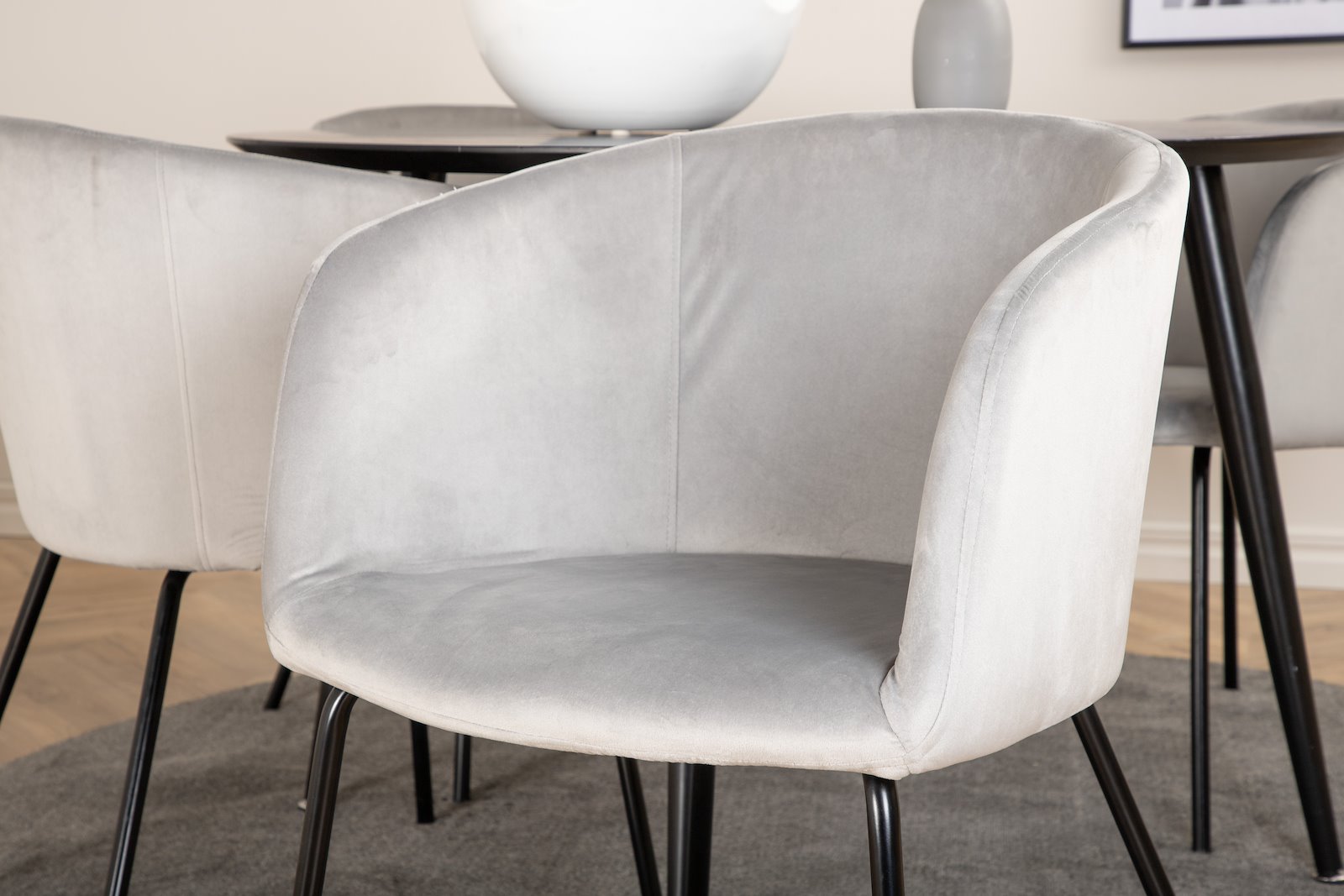 Dipp og Berit Spisegruppe Dipp rundt spisebord ø115cm i sort finér med 4 stk. Berit med arm spisestoler i Grå fløyel og sorte ben.