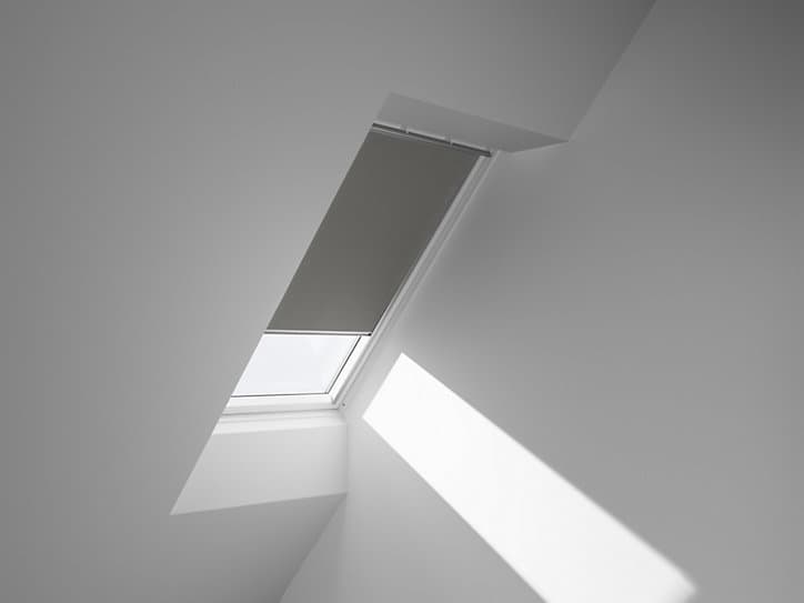 Store occultant fenêtre de toit Velux DKL U04 gris