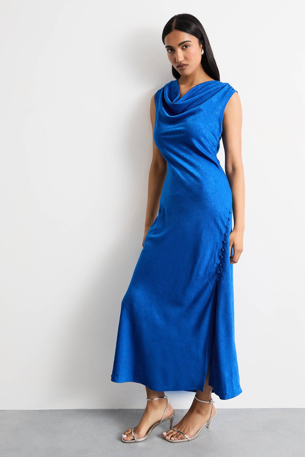 Warehouse Robe Longue en Satin Biais avec Décolleté Drapé et Détail Boutons