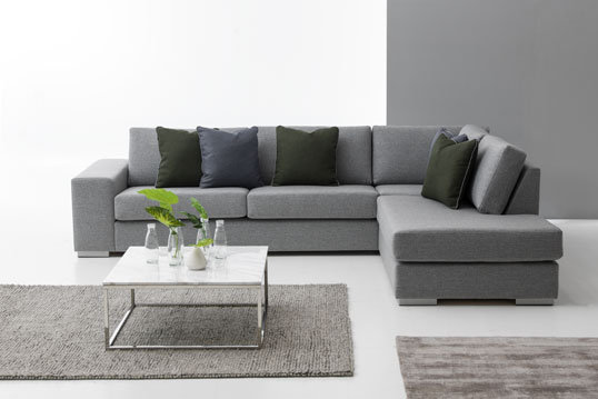 Modern Living hjørnesofa Åpen ende høyre. Tekstil Inari 3 Grey, arm B og 4,5 cm aluminiumsben [Ben 3].