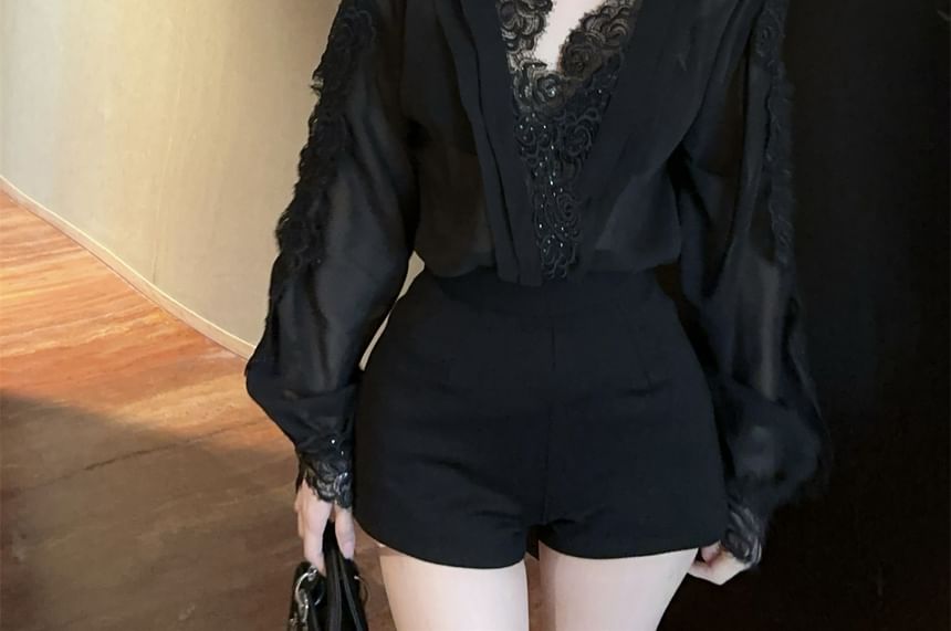 NENE - Blouse met lange mouwen, V-hals en kantpaneel / Hoge taille, effen hotpants