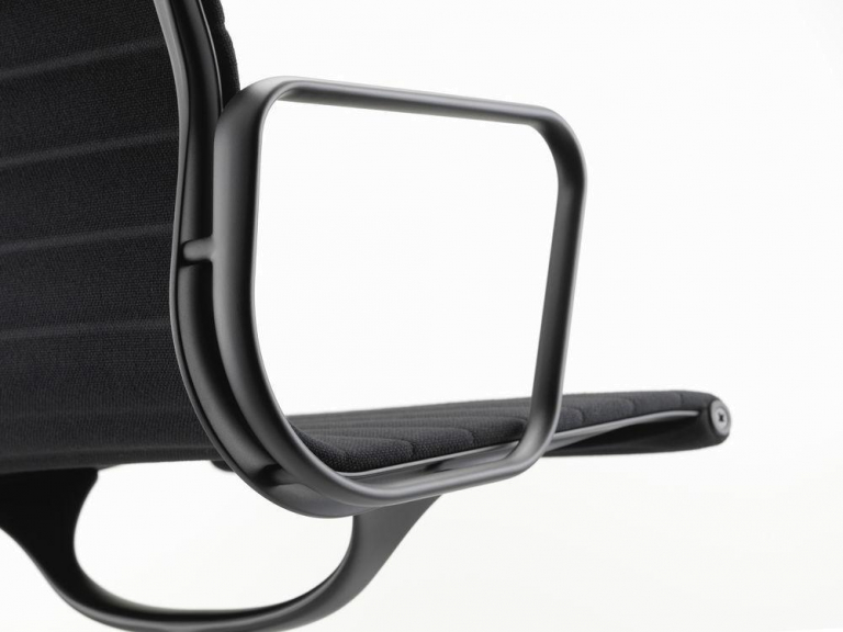 Vitra Aluminium Chair EA 104 bureaustoel zwart onderstel Hopsak 66