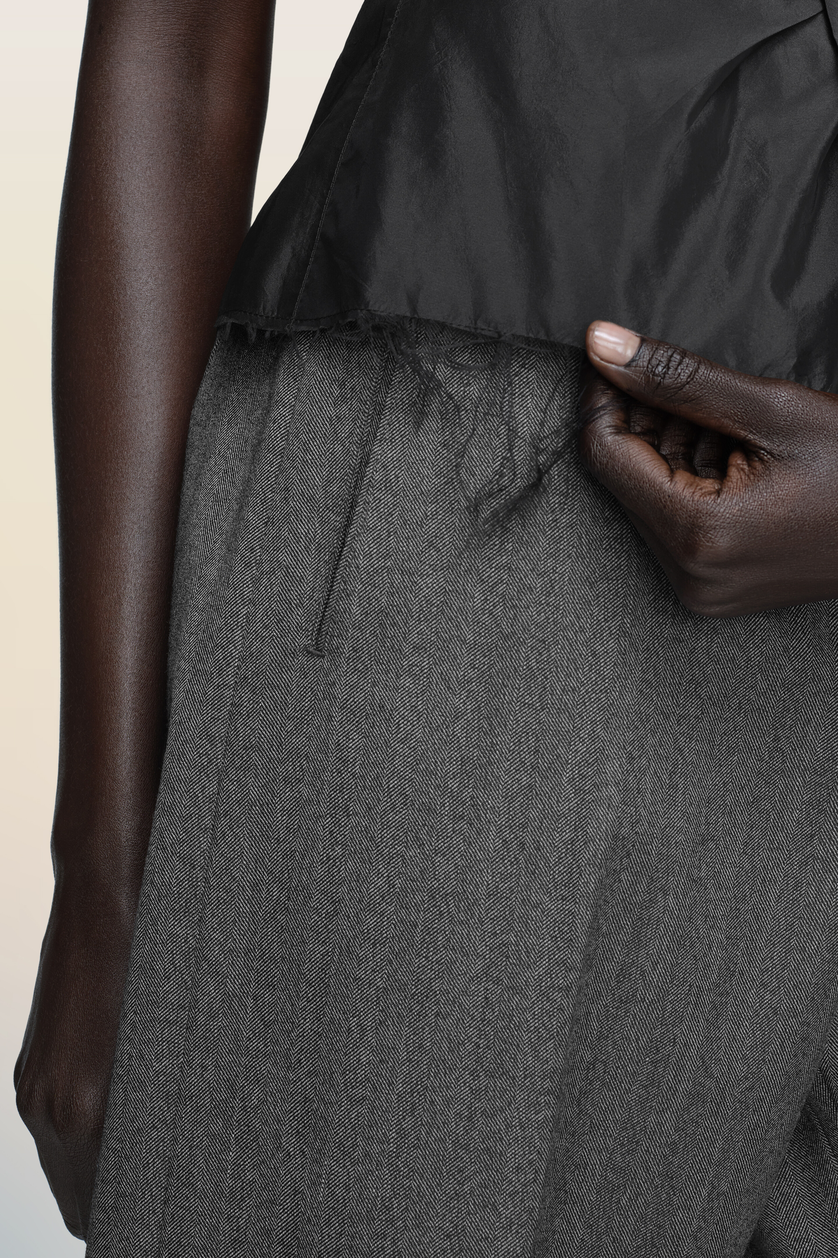 Haut drapé asymétrique noir pour femme