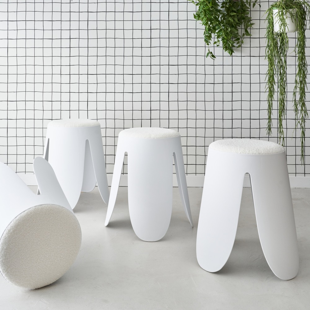 Set de 4 tabourets empilables blancs. Bouclette texturée. Niki. Ø30 / 44 x h46cm
