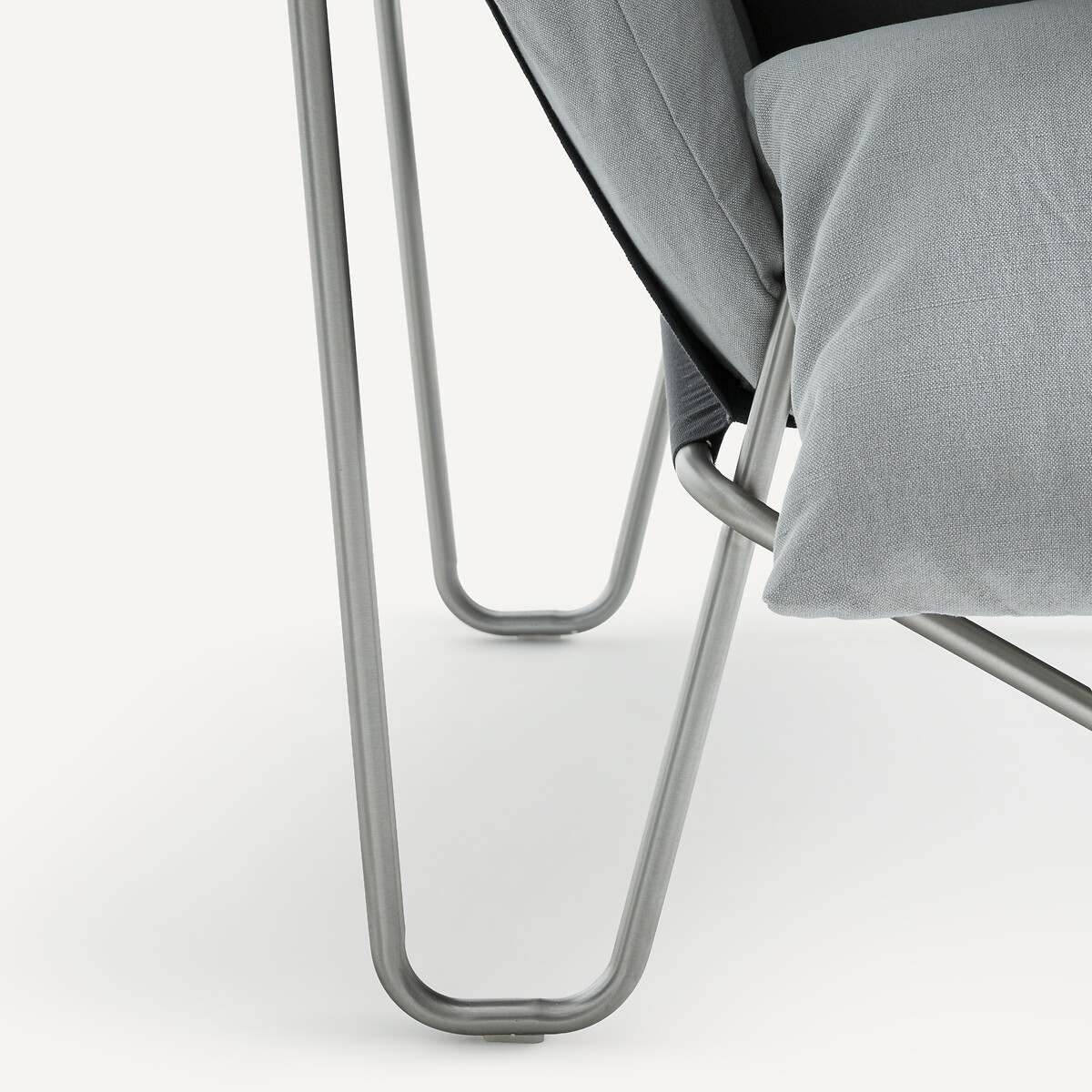 OTTO STUDIO PARA AM.PM<br>Poltrona feita de linho de algodão e metal de aço Nomad