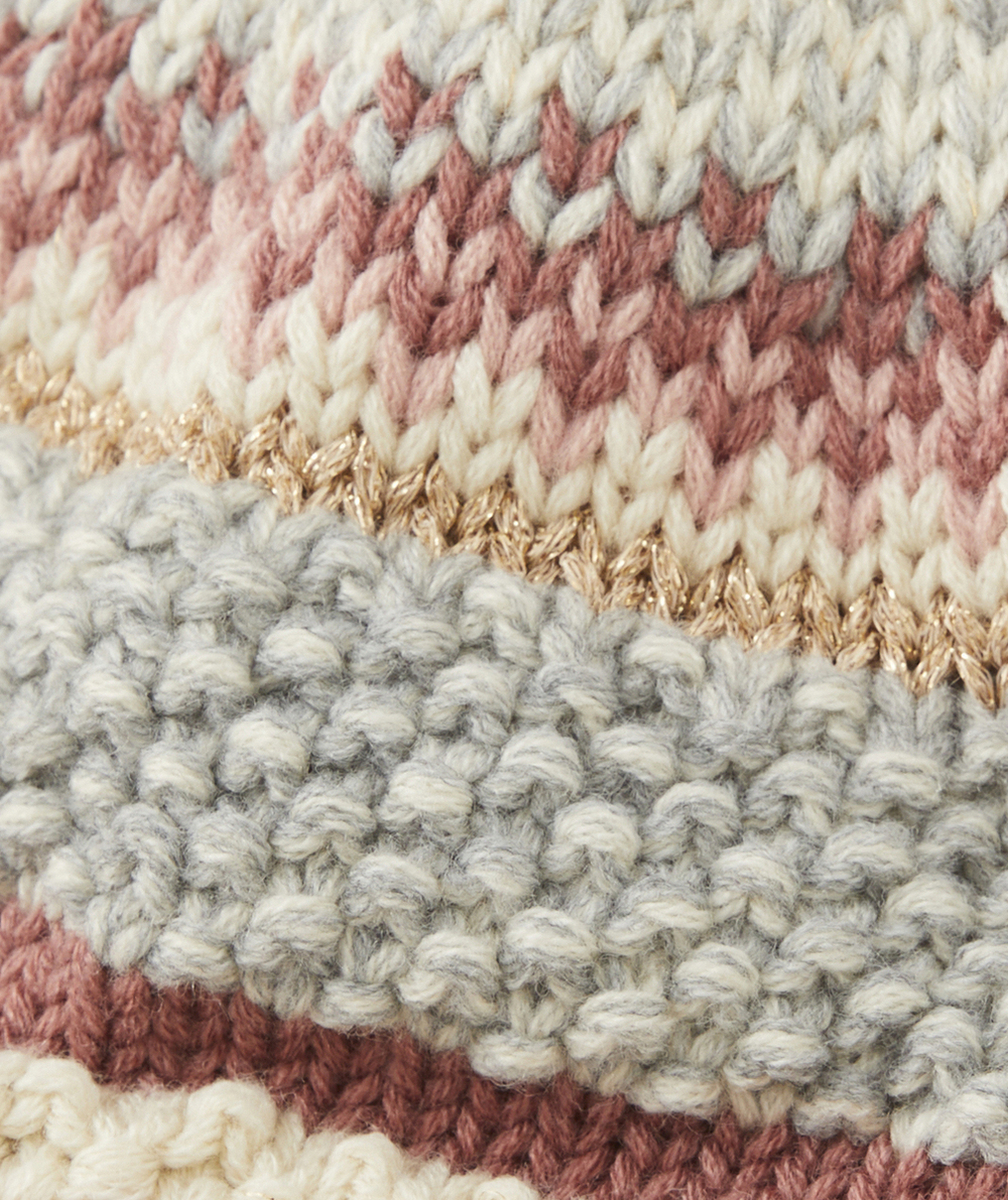 BONNET TRICOT BÉBÉ FILLE EN FIBRES RECYCLÉES AUX DÉTAILS ROSES AVEC POMPON