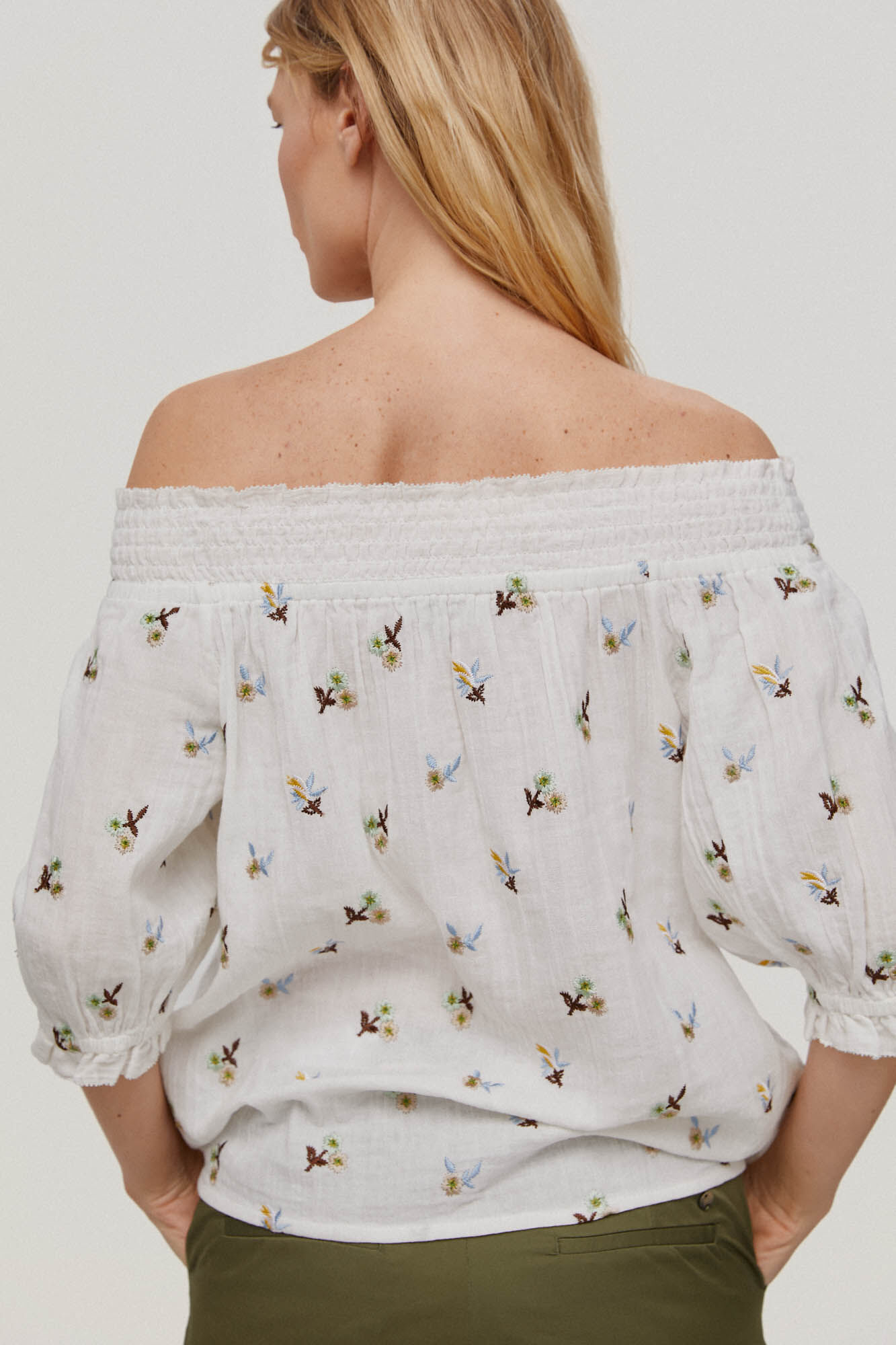 Blusa ombro a ombro bordada - Crudo