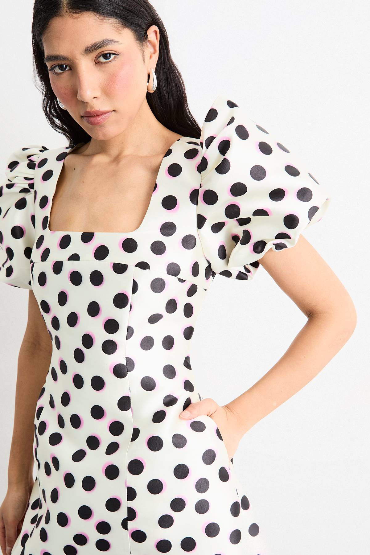 Warehouse Robe Mini Évasée à Pois avec Manches Bouffantes