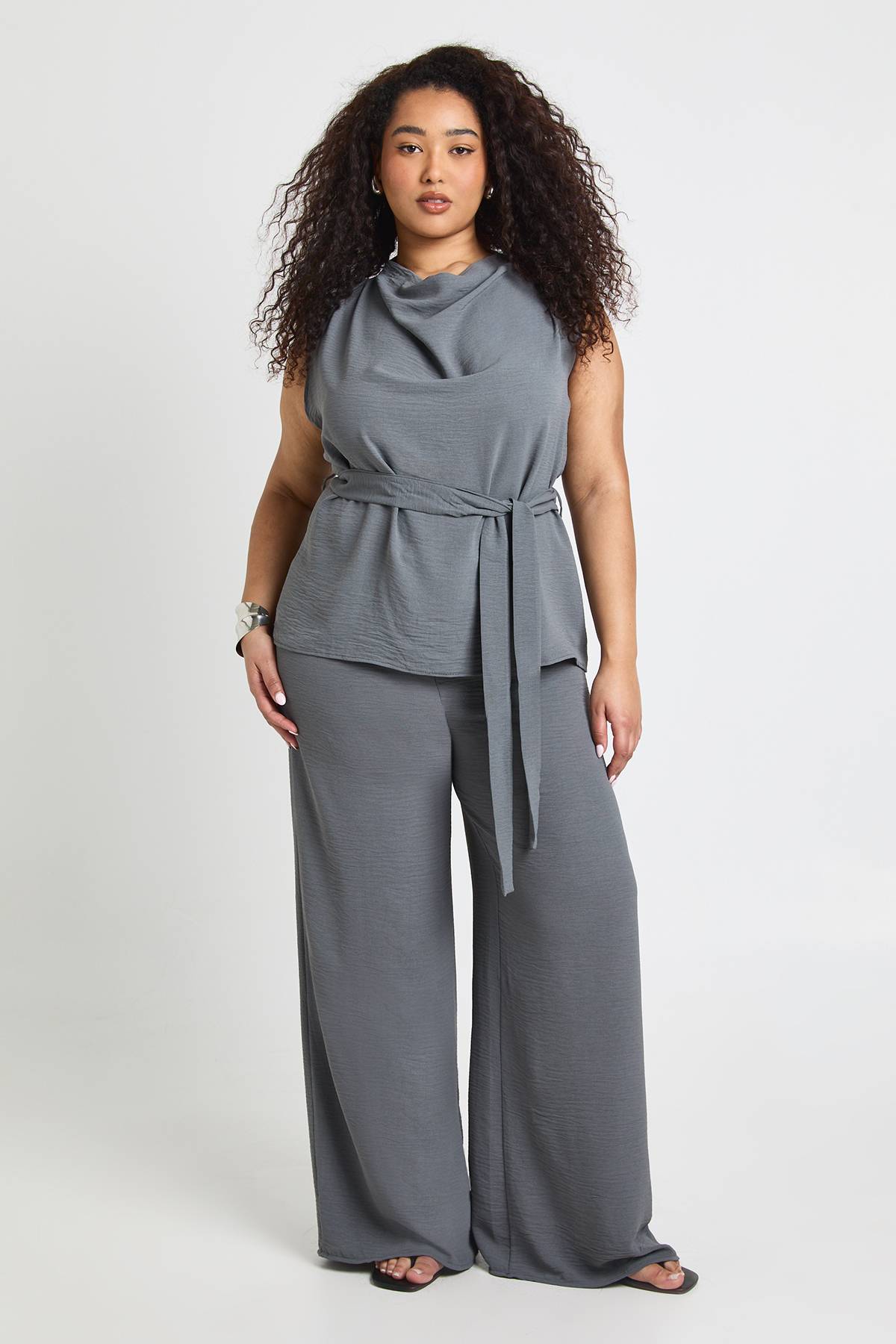 boohoo Ensemble Coordonné Grande Taille Tissé à Manches Longues Col Bénitier et Pantalon Ceinturé