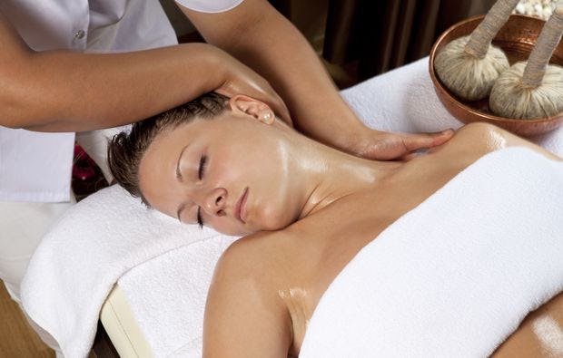 Aromaölmassage in Nürnberg mit individuellem Öl