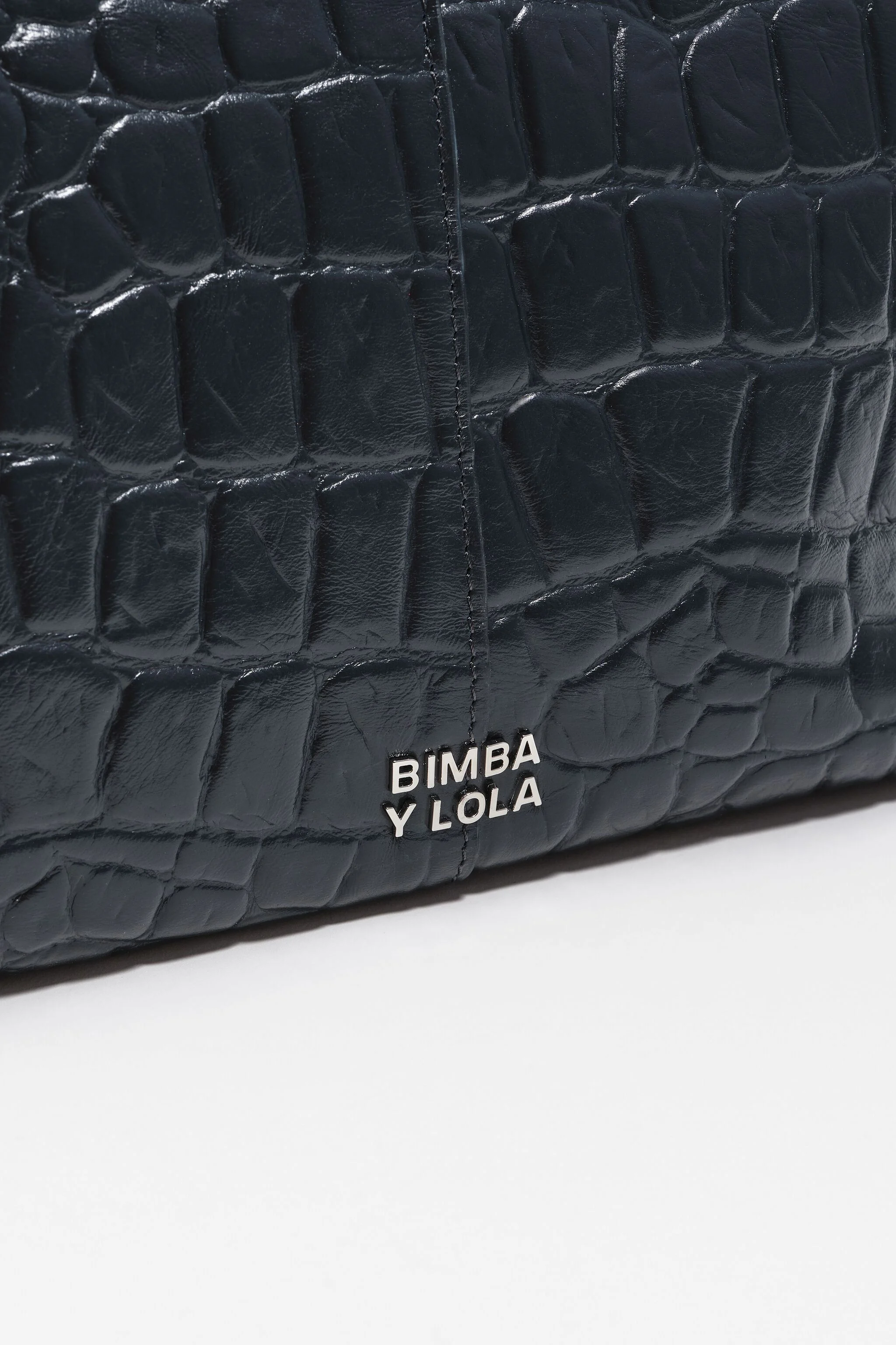 Bolsa de compras grande em couro azul petróleo com estampa de crocodilo.