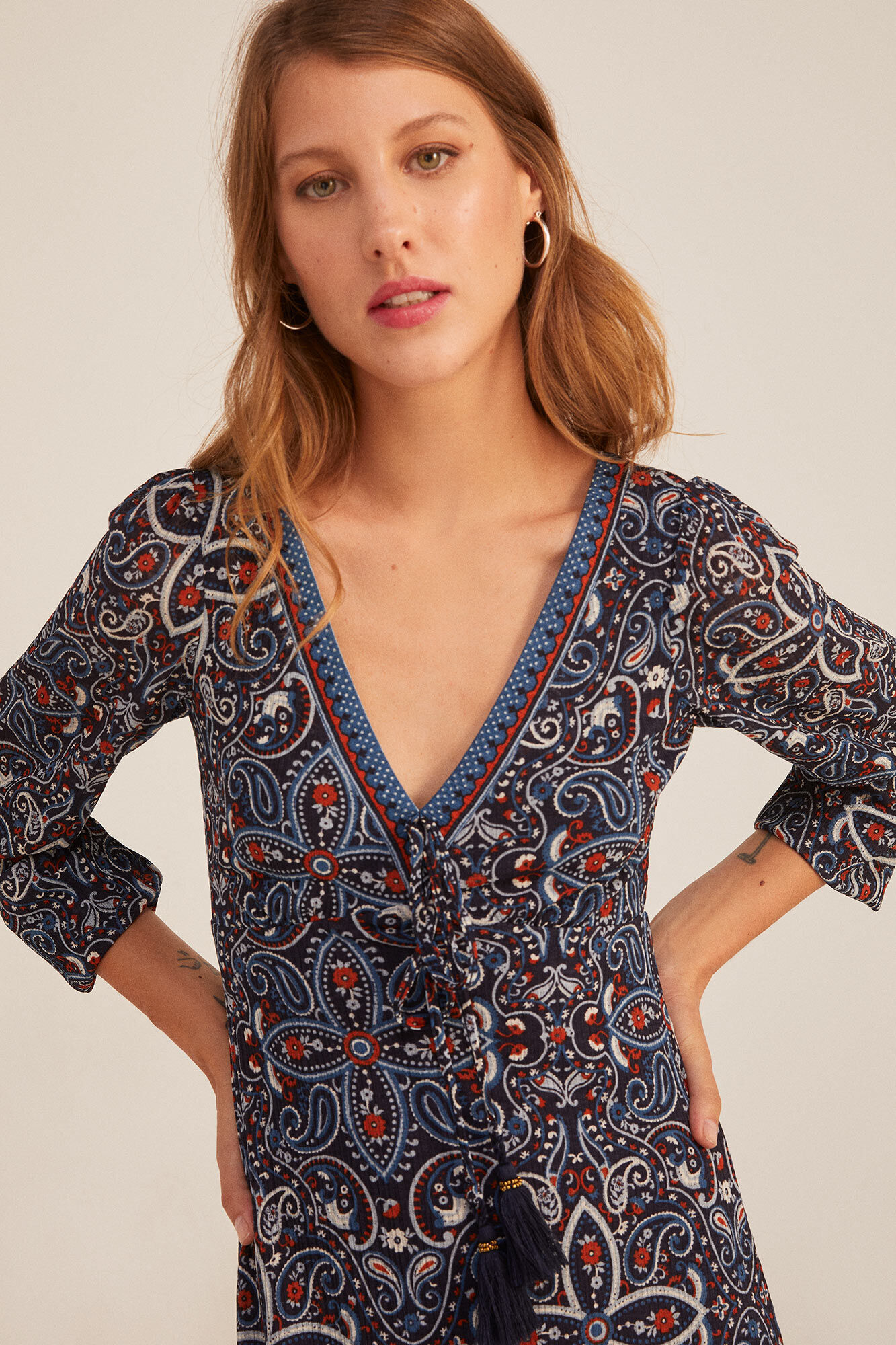 Vestido midi estampado com detalhes nas bordas - azul marinho