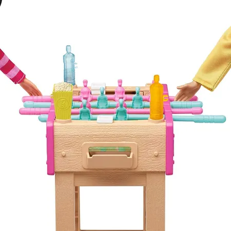 Barbie Mini-Spielset mit Haustier, Zubhörteilen und funktionierendem Tischfußball-Spiel