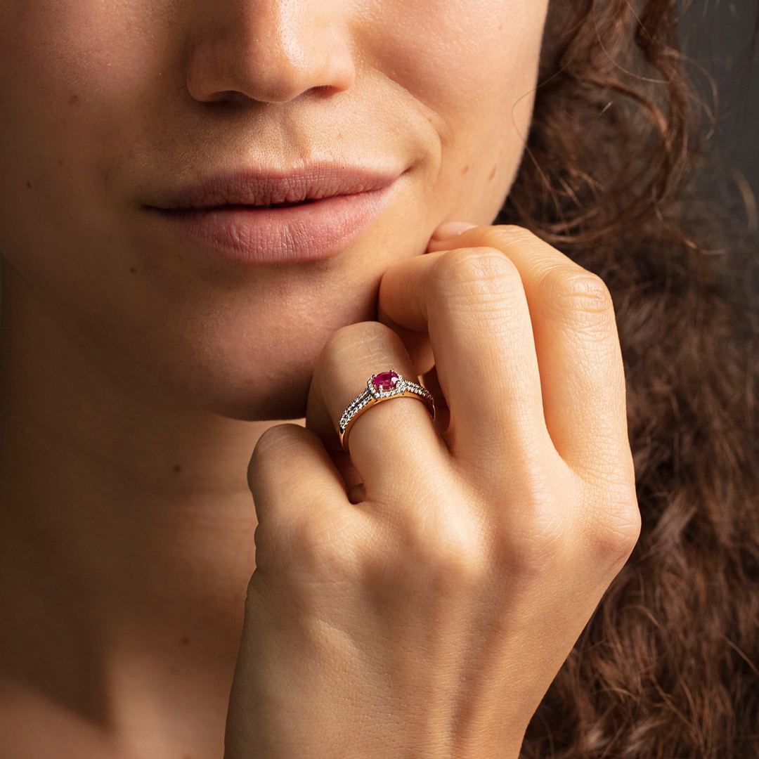 Damenring 750/18 K Gelbgold mit Rubin oval und Diamanten 0.20 ct H/si