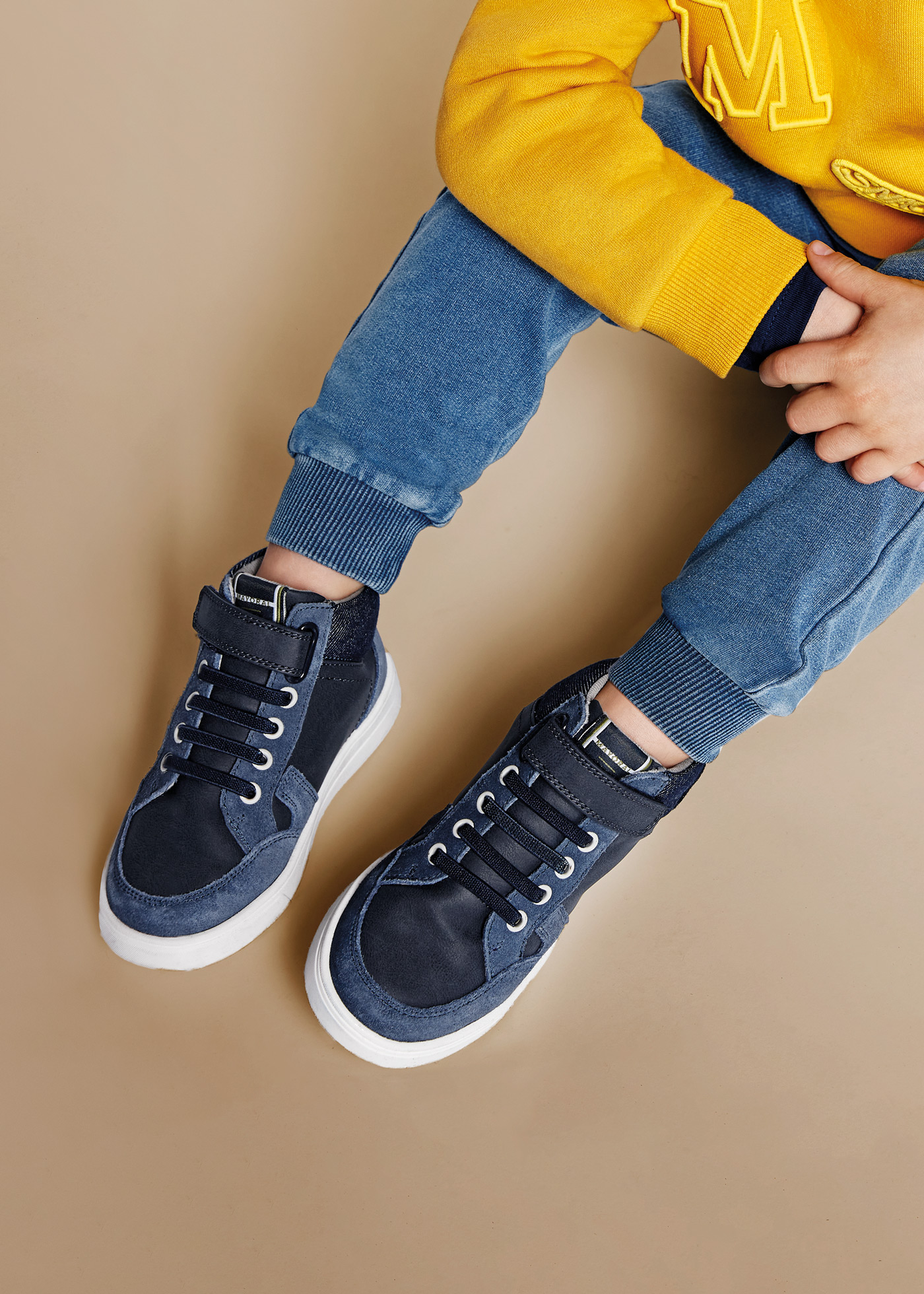 Bota esportiva de couro sustentável para meninos