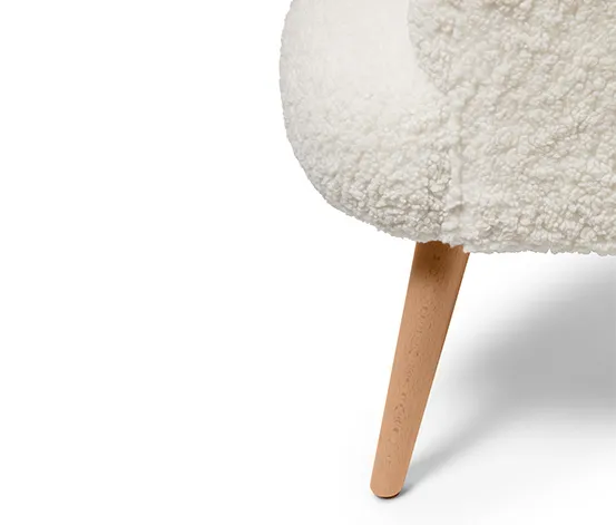 Bouclé-Sessel mit Holzbeinen