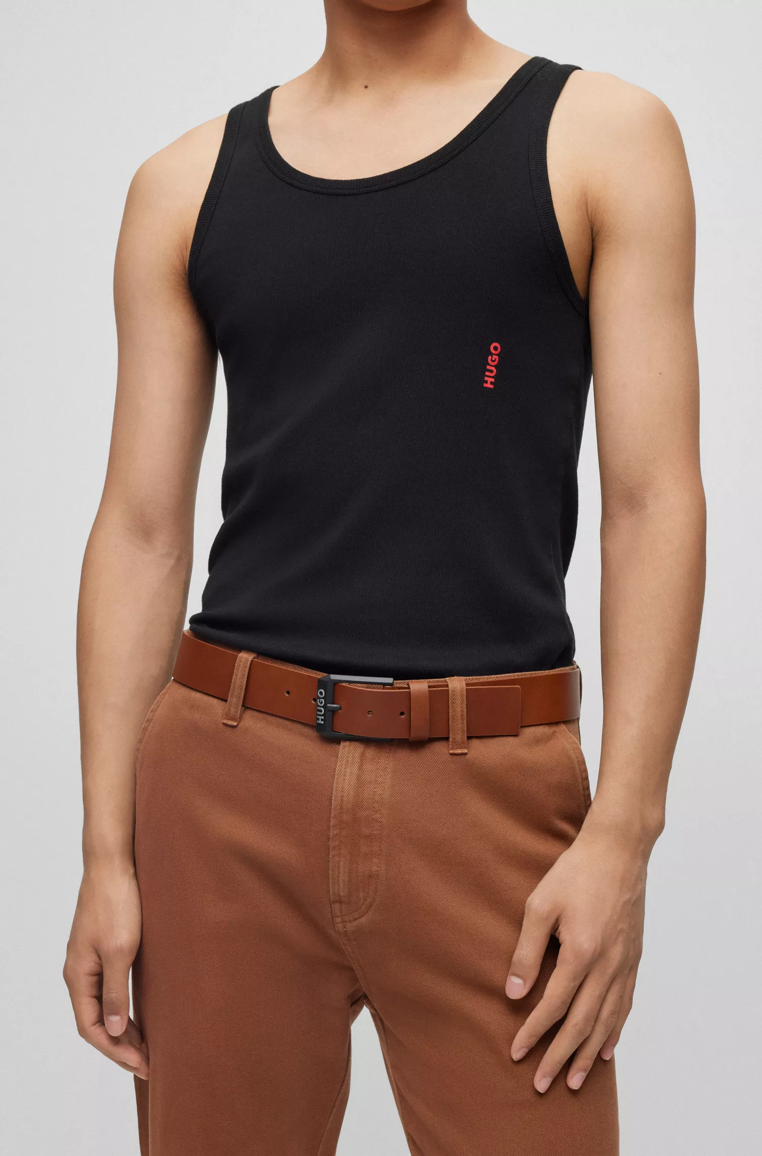 Cinto HUGO em couro vermelho com fivela com acabamento em preto fosco e logotipo.