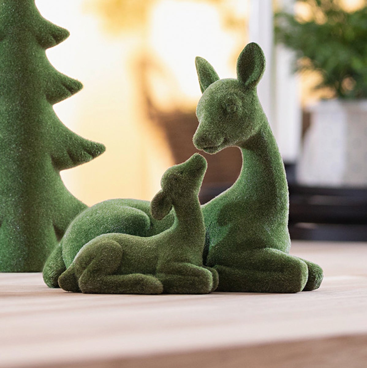 FRANK FLECHTWAREN | Hert met reekalfmos, 17,5 x 10,5 x 15,5 cm, POLYRESIN