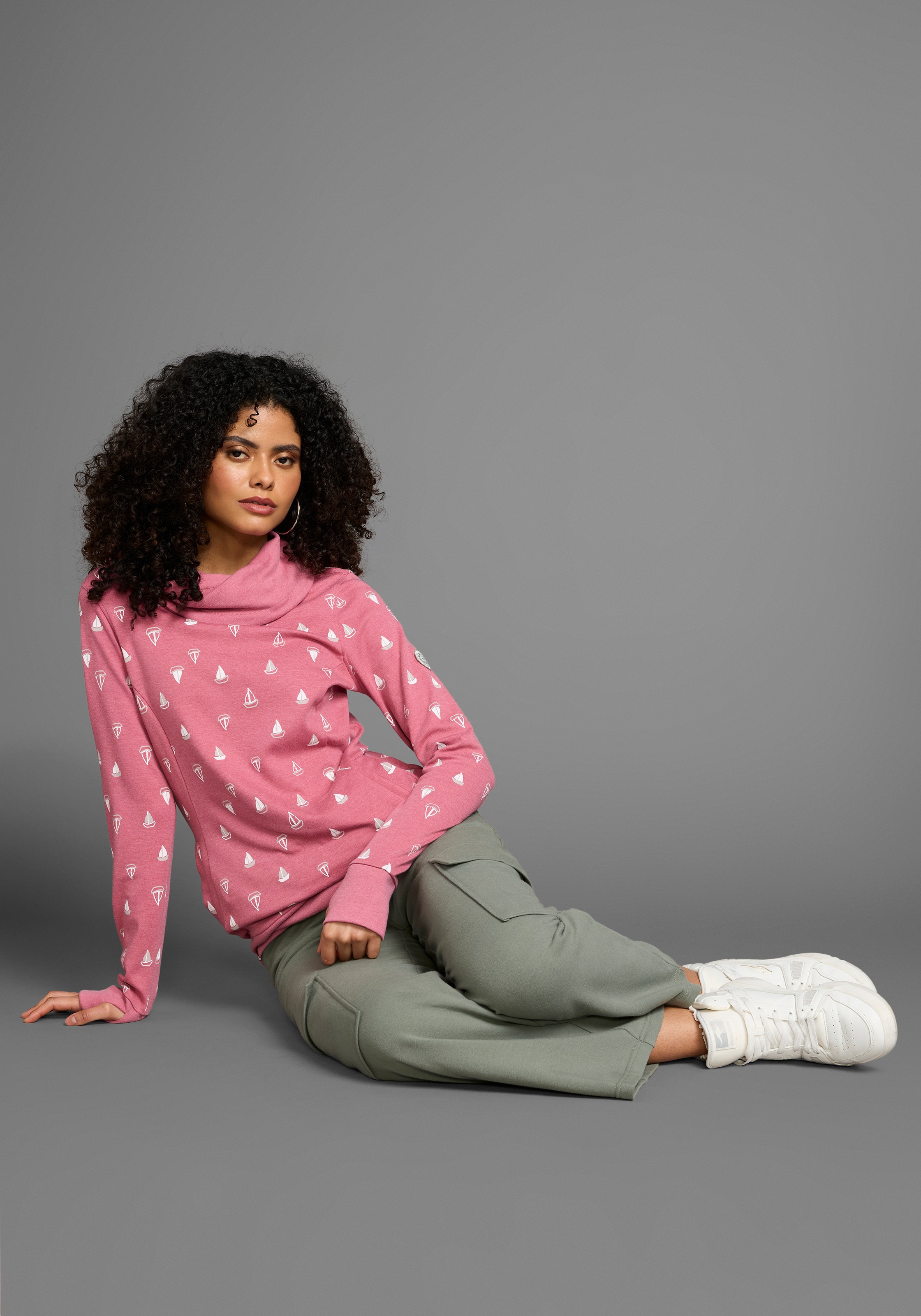 KangaROOS Sweatshirt , Langarm mit Daumenlöchern,  figurbetonter Schnitt,  Schlauchkragen
