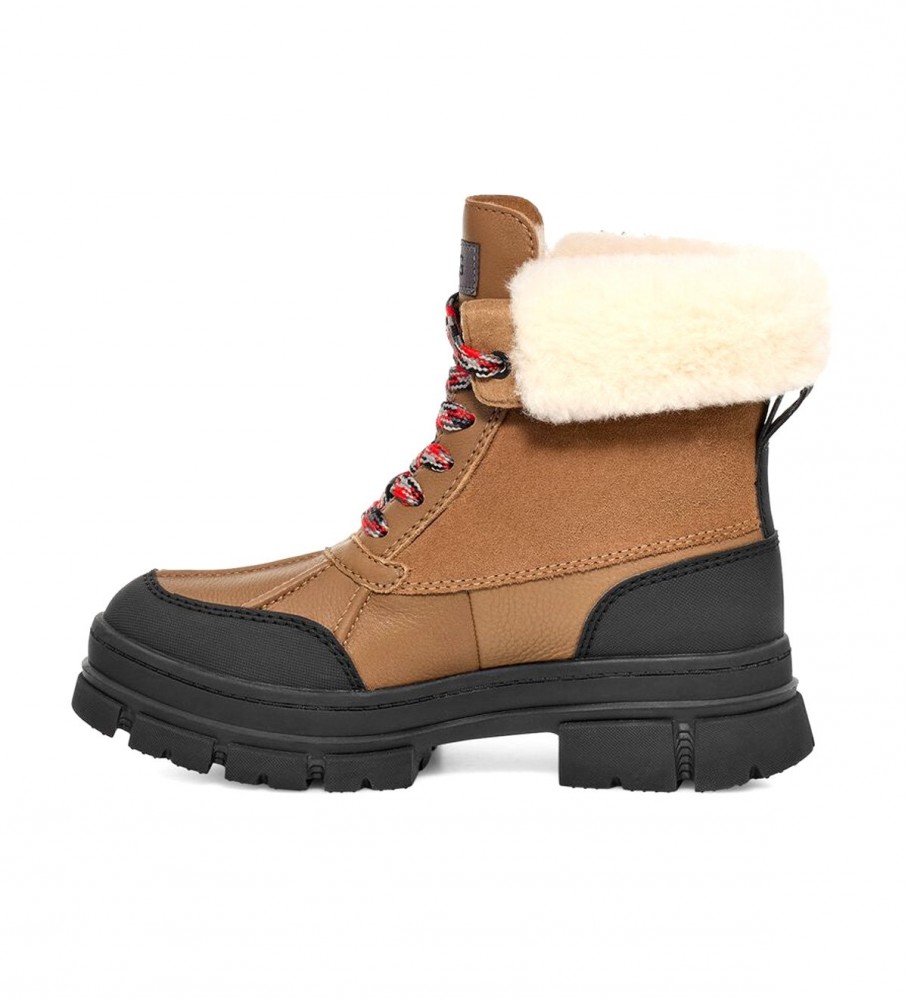 Botas UGG W Ashton Addie de couro marrom e preto.