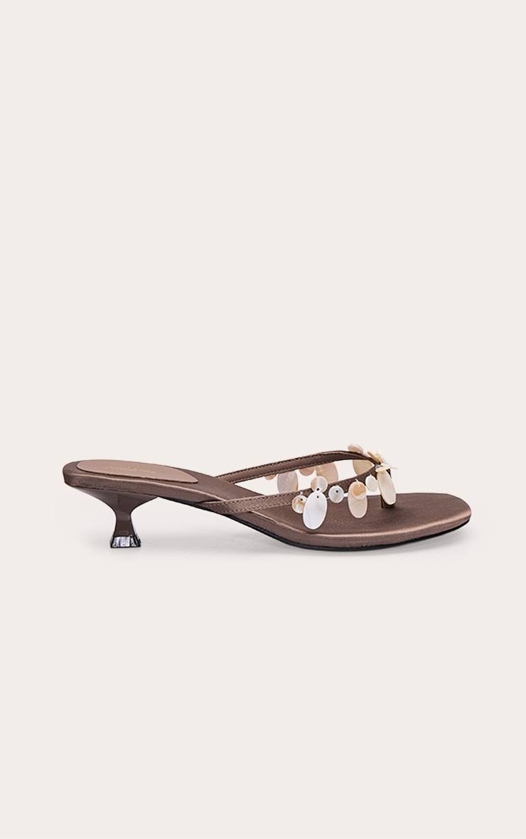 Moka Mules À Talon Chaton Avec Bride Tong Ornée De Coquillages En Satin
