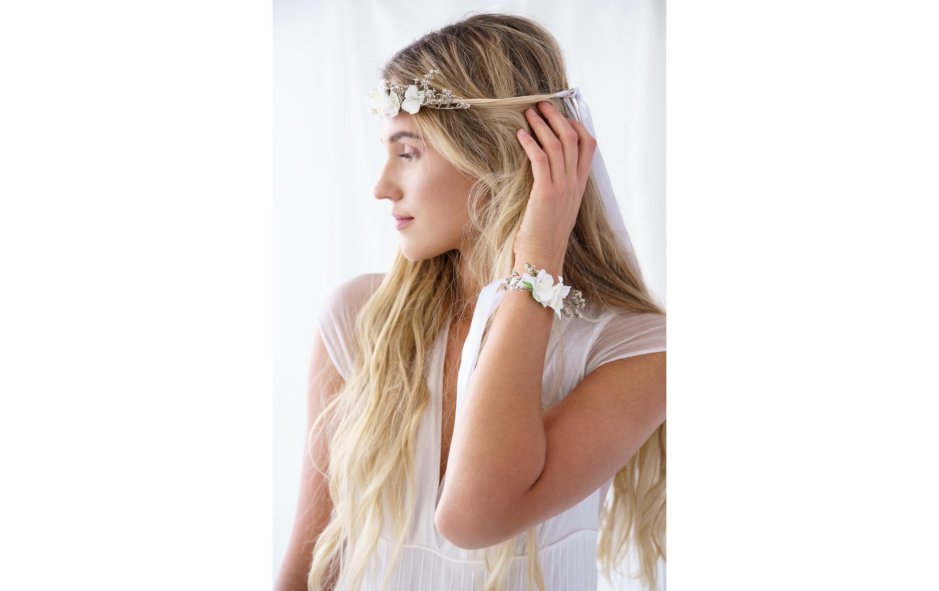 Hochzeitsaccessoire Blumenarmband WeissBlütenarmband als Hochzeitsschmuck für die Brautjungfern oder ein sommerliches Accessoire für andere Partys