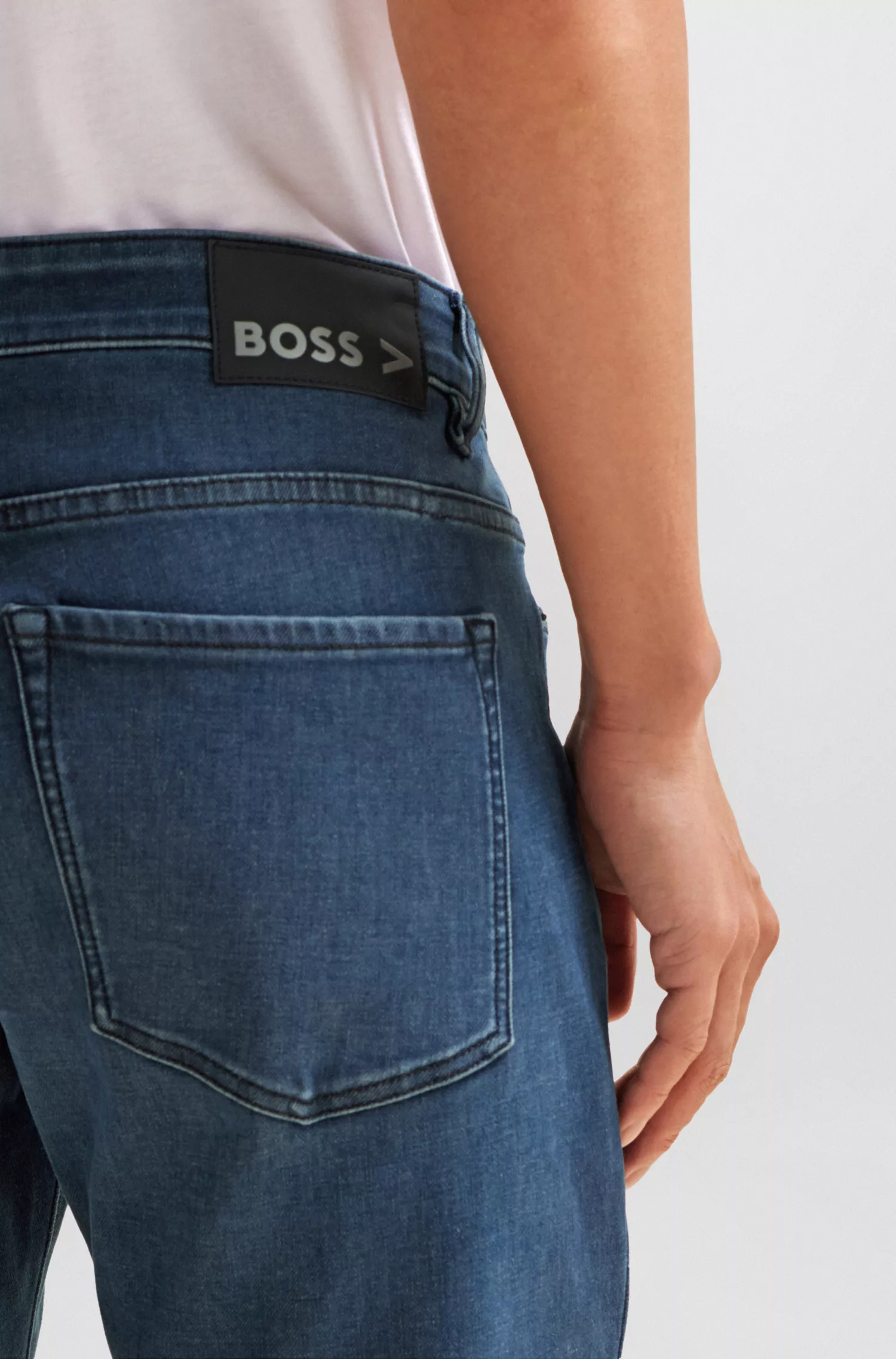 Calça jeans BOSS preta, corte slim, em denim elástico de alta performance na cor azul.