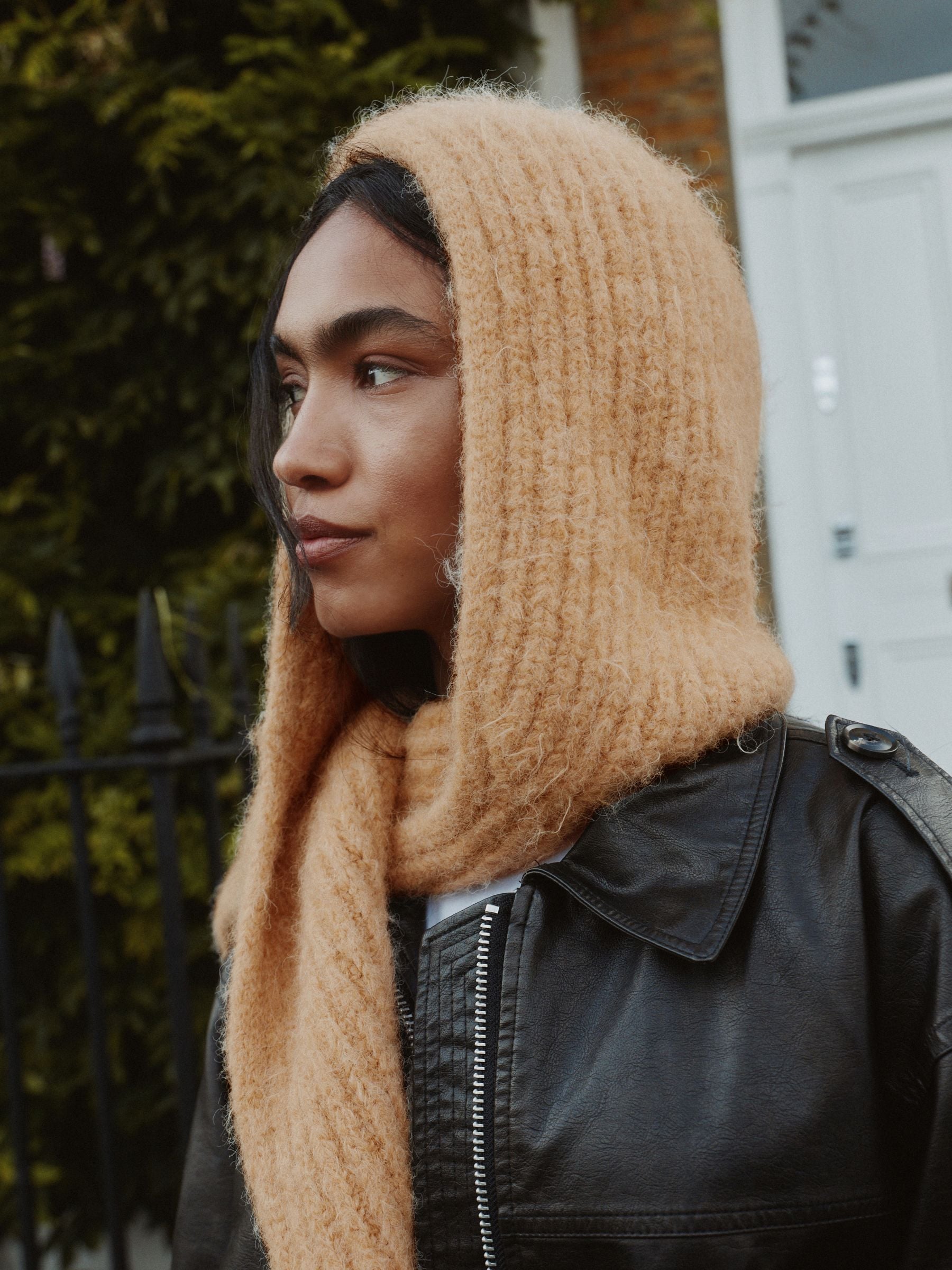 Geel - Knitted Hooded Scarf