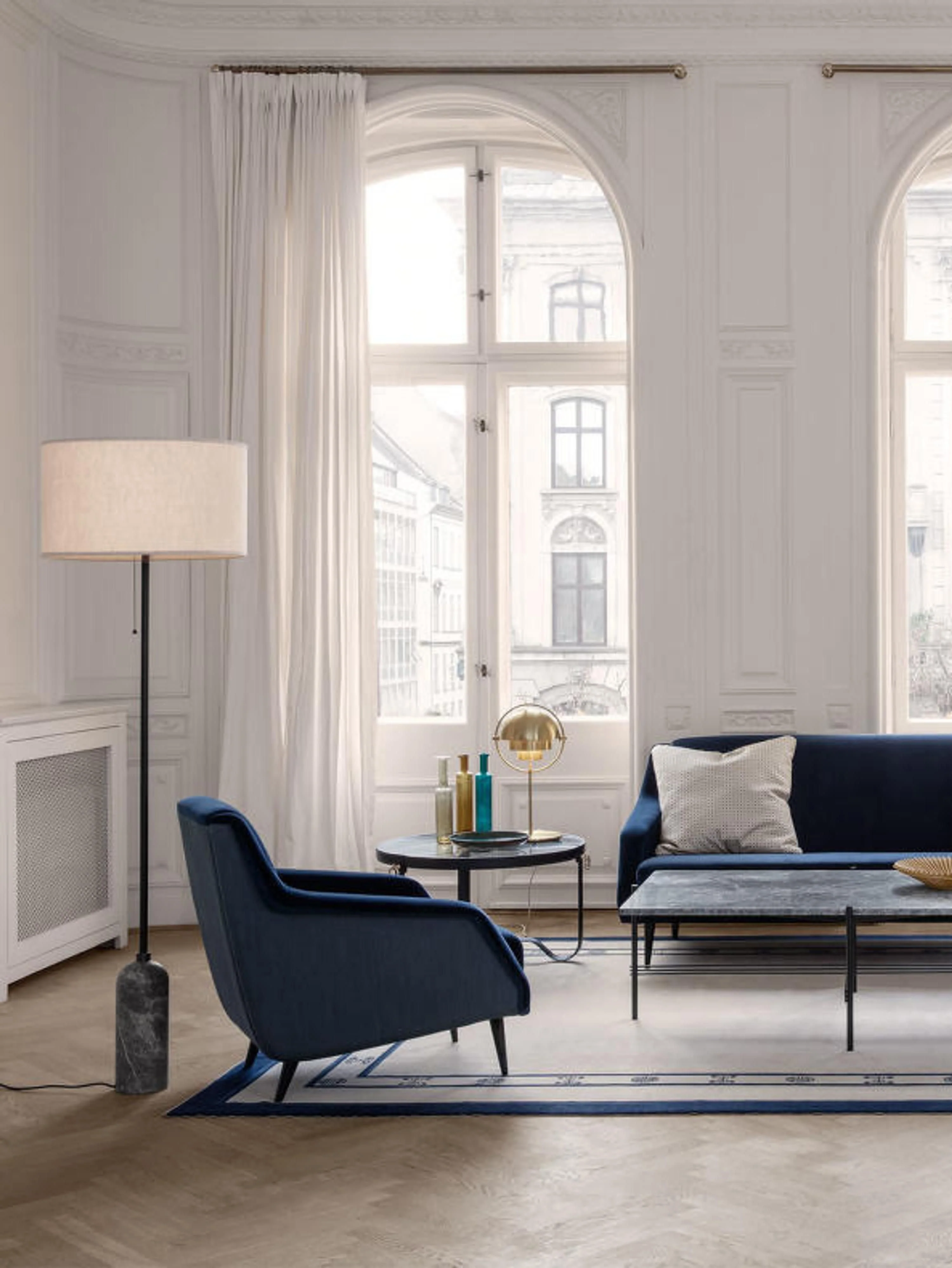 Dimbare vloerlamp Gravity met marmeren voet