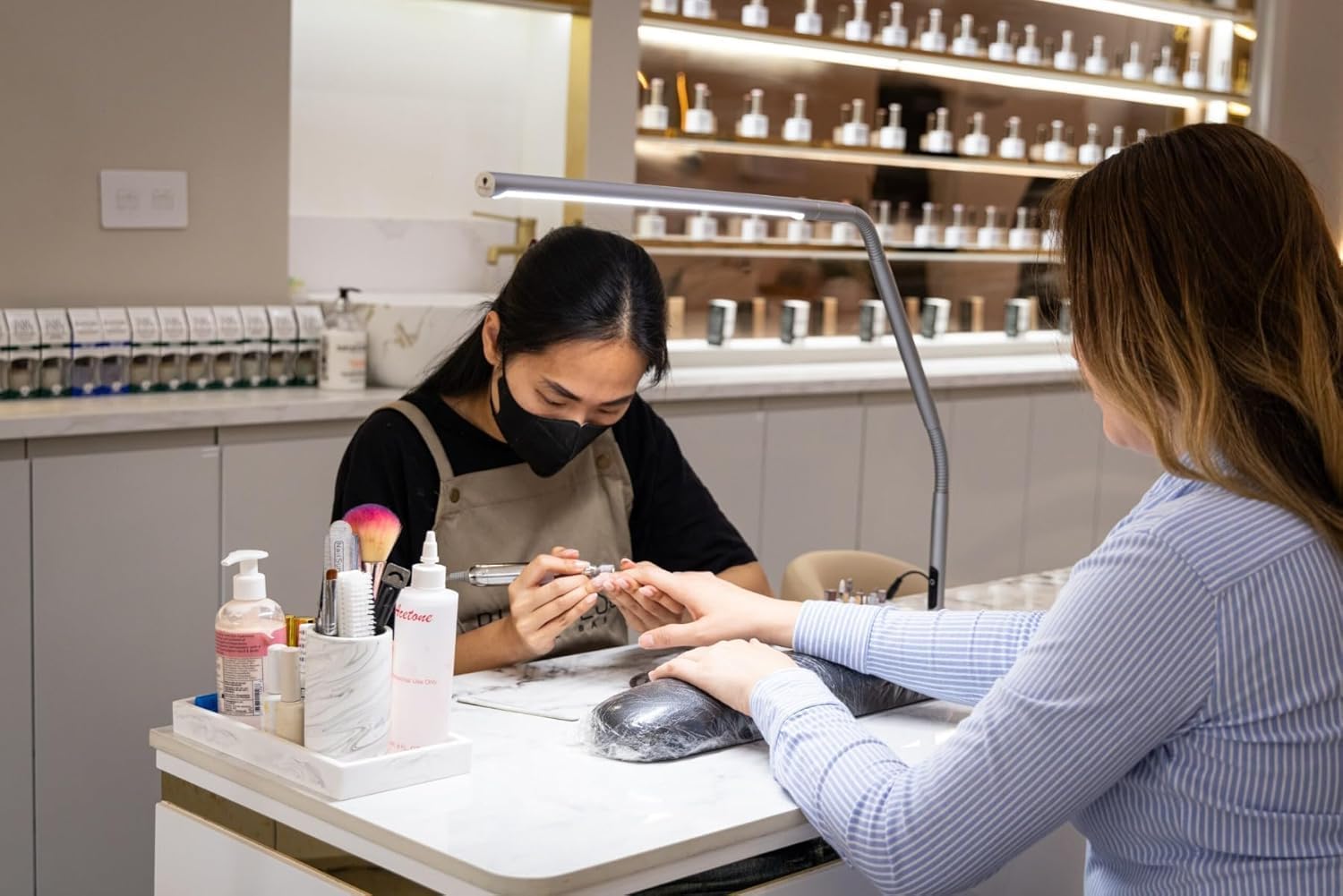 Slimline 4™ LED-Tischleuchte in Eisgrau – 6.000 K Tageslicht, 3.200 Lux, 4 Helligkeitsstufen, USB-C-Ladeanschluss, Blendschutz-Diffusor, flexibles Design, Kunst & Handwerk, Nähen, Nagelstudio
