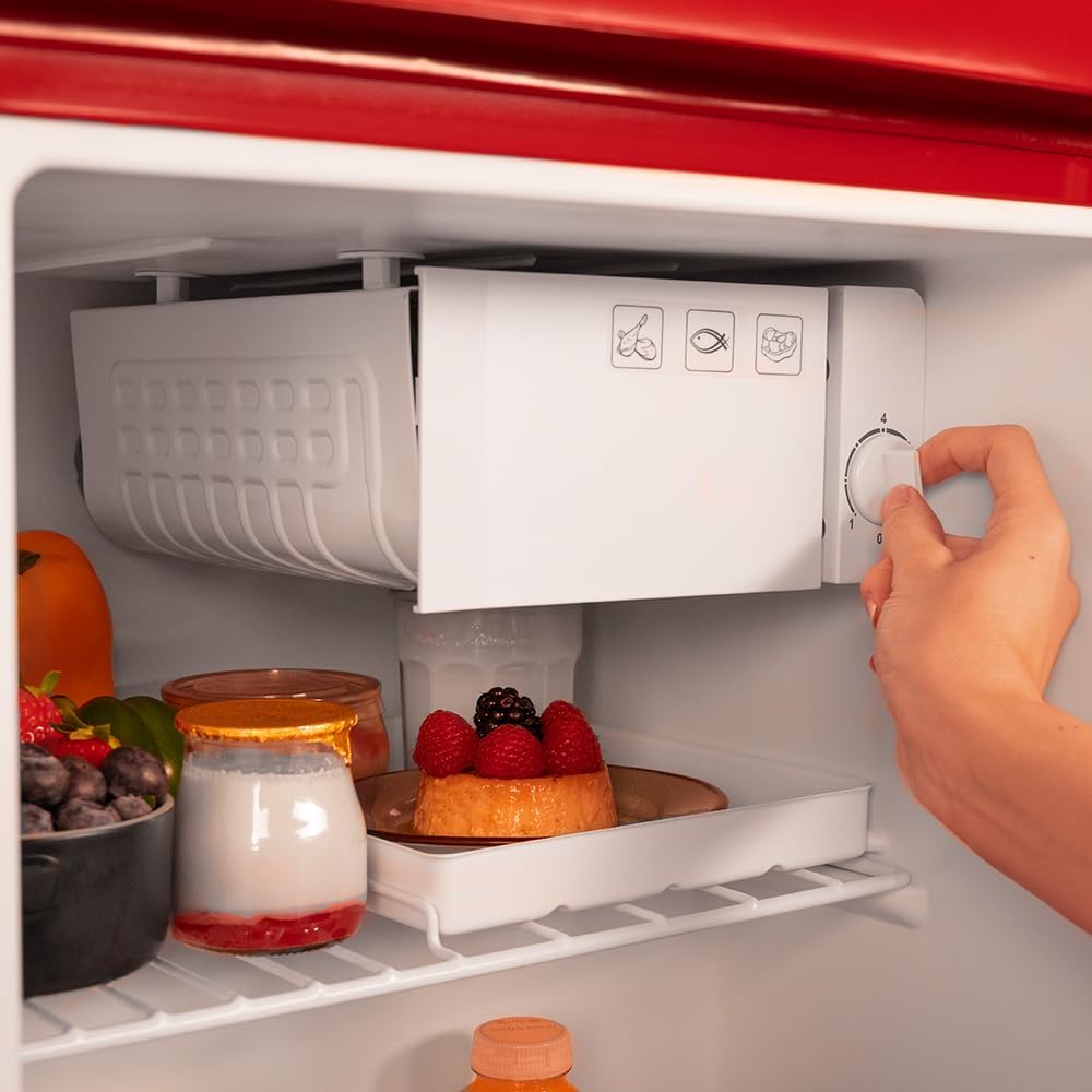 Cecotec Mini Frigo Bolero CoolMarket TT Origin 45 Rouge. Réfrigérateur de Table Rétro 45L, 55 cm de Haut, 44,7 cm de Large, Classe Énergétique E, Bac à Glaçons et Poignée Chromée, Rouge