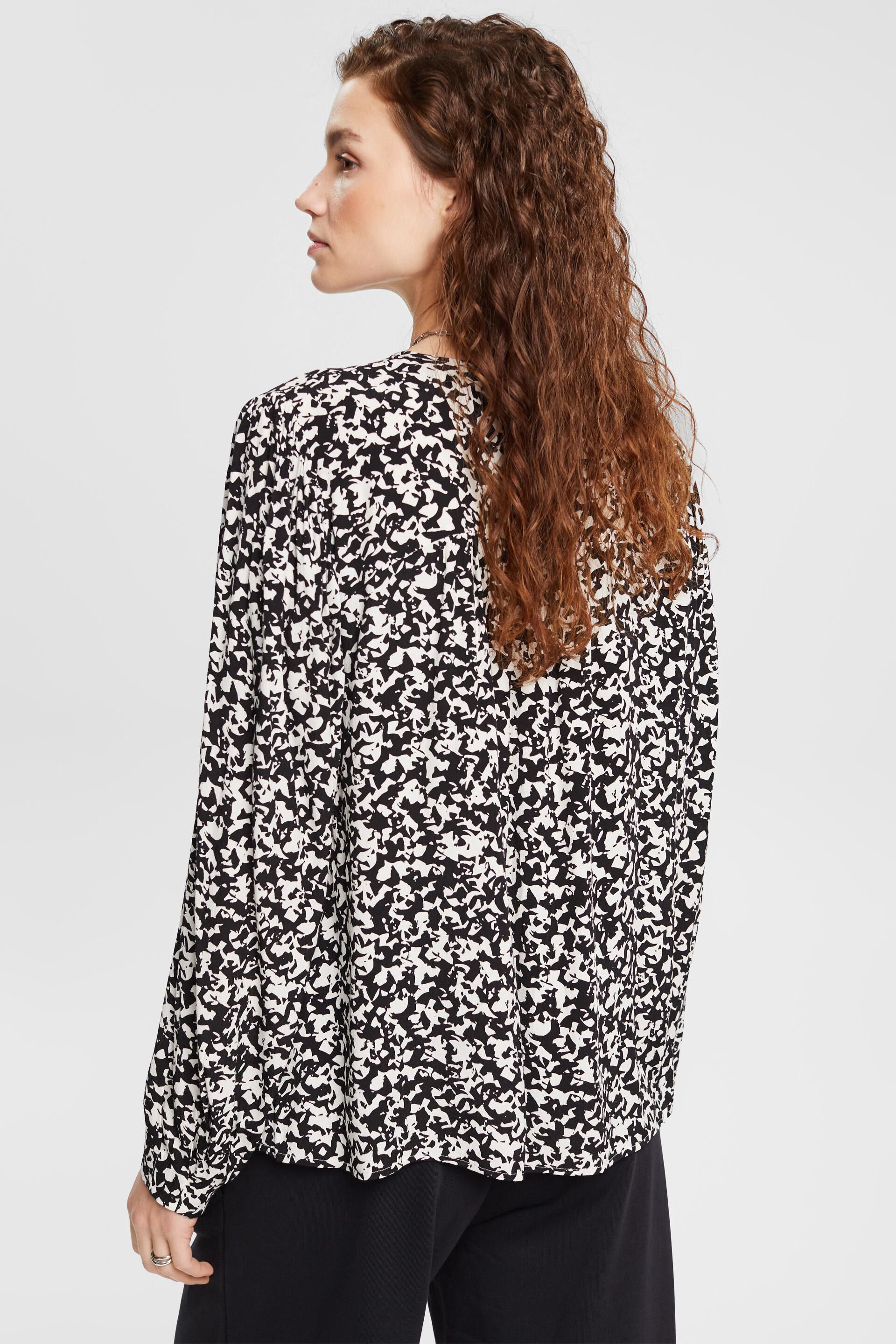 Blouse à motif ornée d’un détail noué