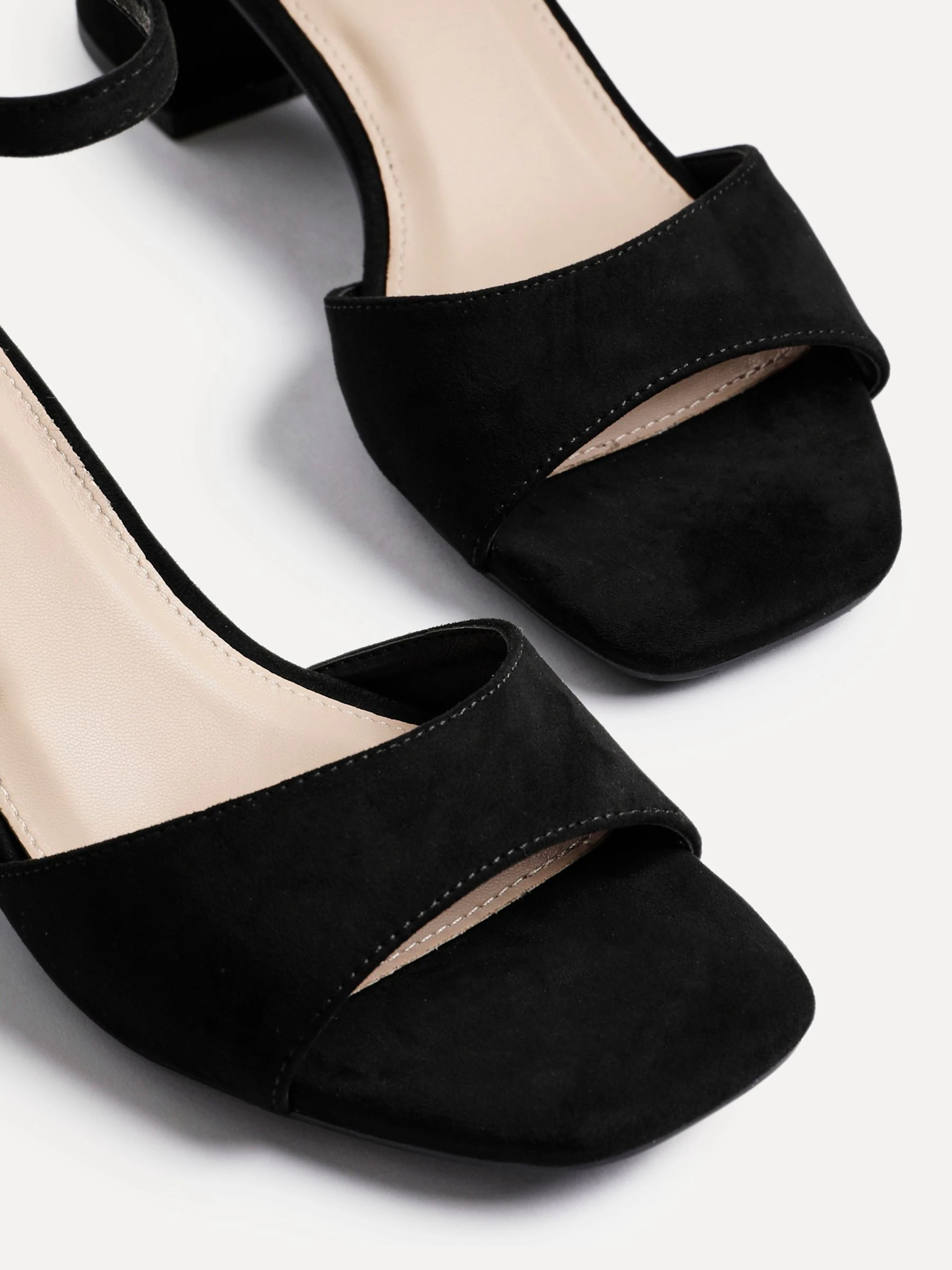 Zwart - Linzi Maddie sandalen met gesloten achterkant, open neus en hak