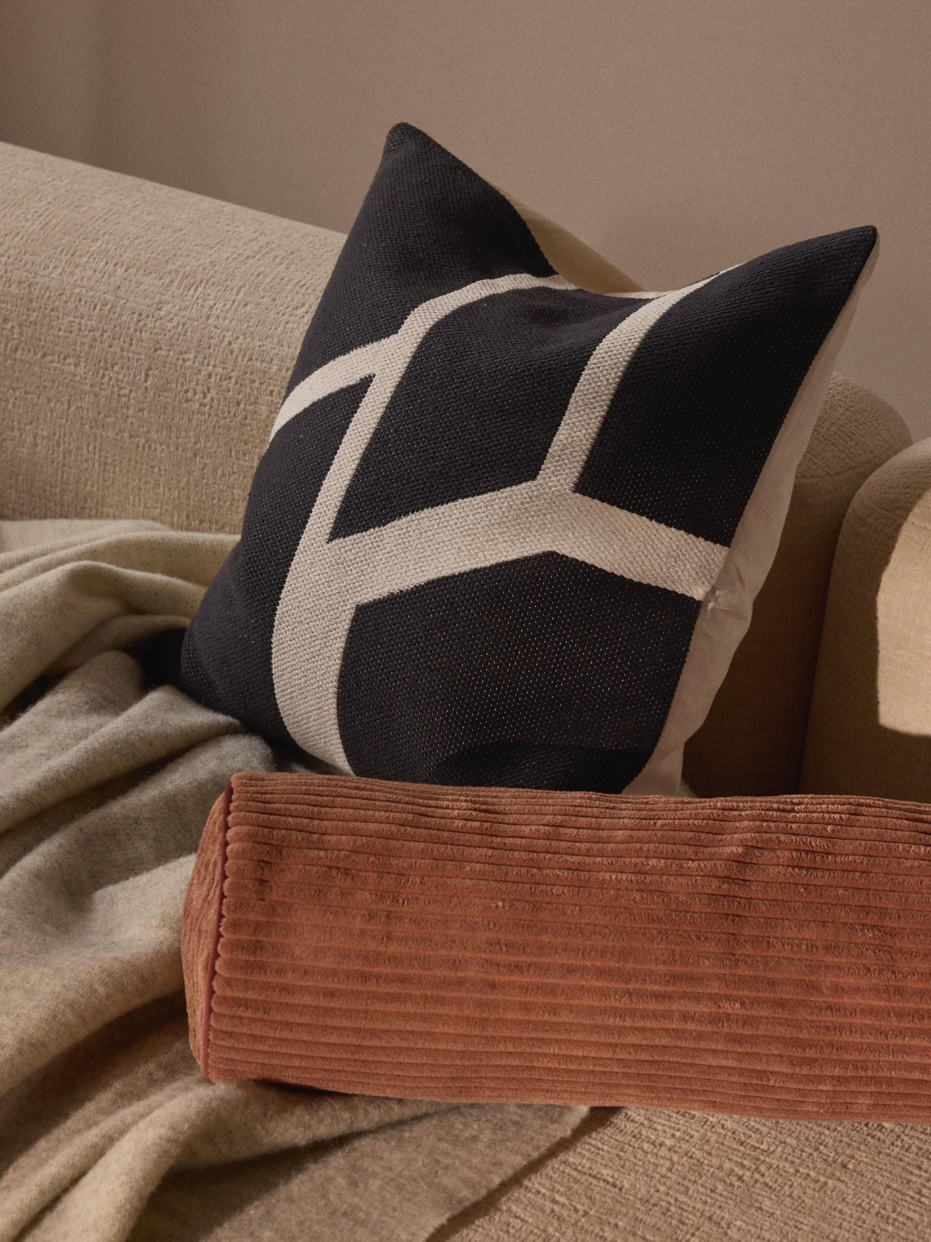 Handgeweven kussenhoes Asta met geometrisch patroon