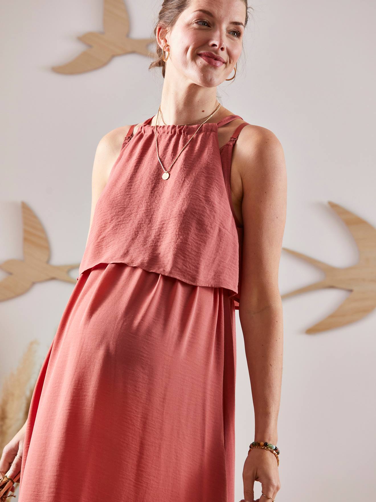 Vestido longo sem mangas para gestantes e lactantes em tom castanho claro liso