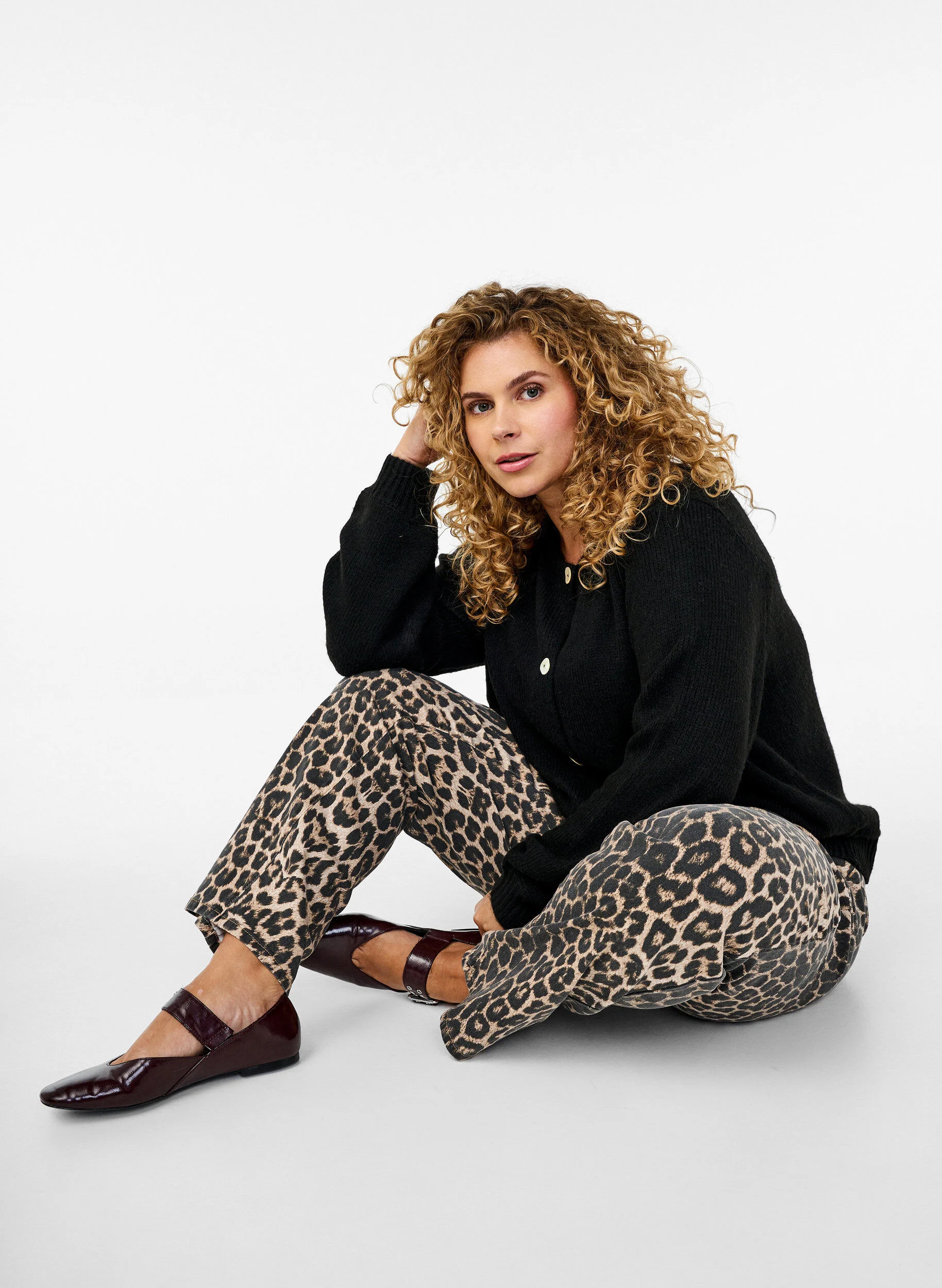 Strikcardigan med uld og knapper