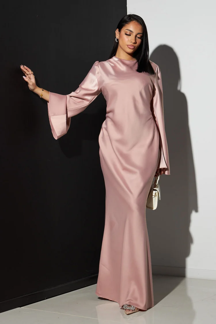 Robe longue satinée rose